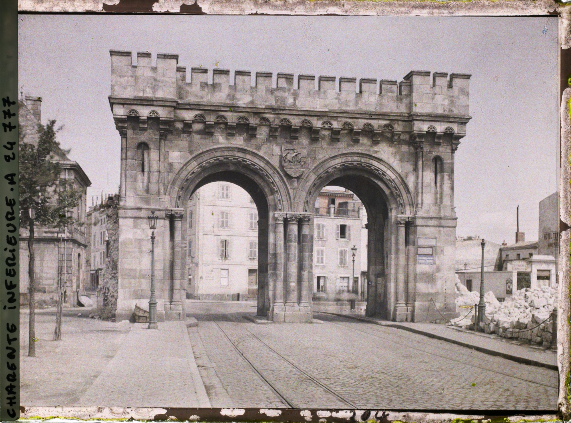 Image représentant La porte Saint-Nicolas, les gravats de la destruction du Bastion pour la construction de la nouvelle gare