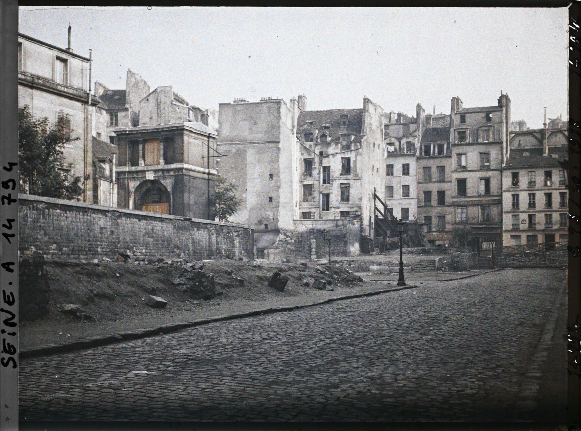 Image représentant Démolitions derrière le Collège de France, la rue du Cimetière-St-Benoit