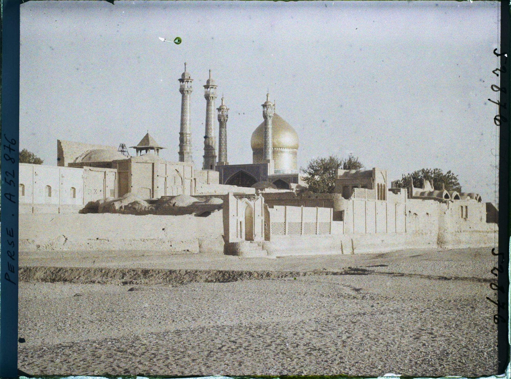 Image représentant Le sanctuaire de Fatima Masoumeh au crépuscule