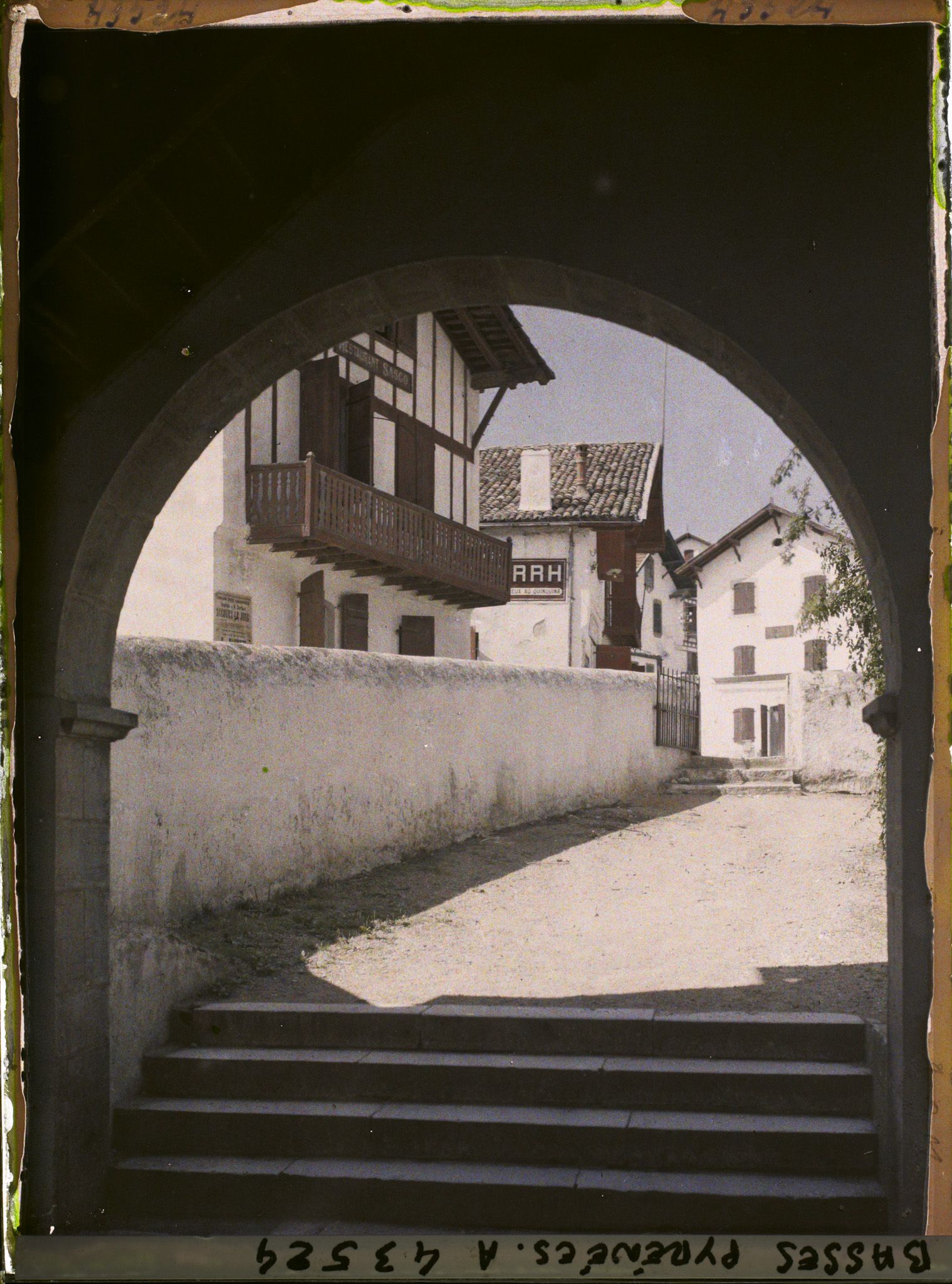 Image représentant France, Bidart, La Mairie de Bidart vue du porche de l'Eglise