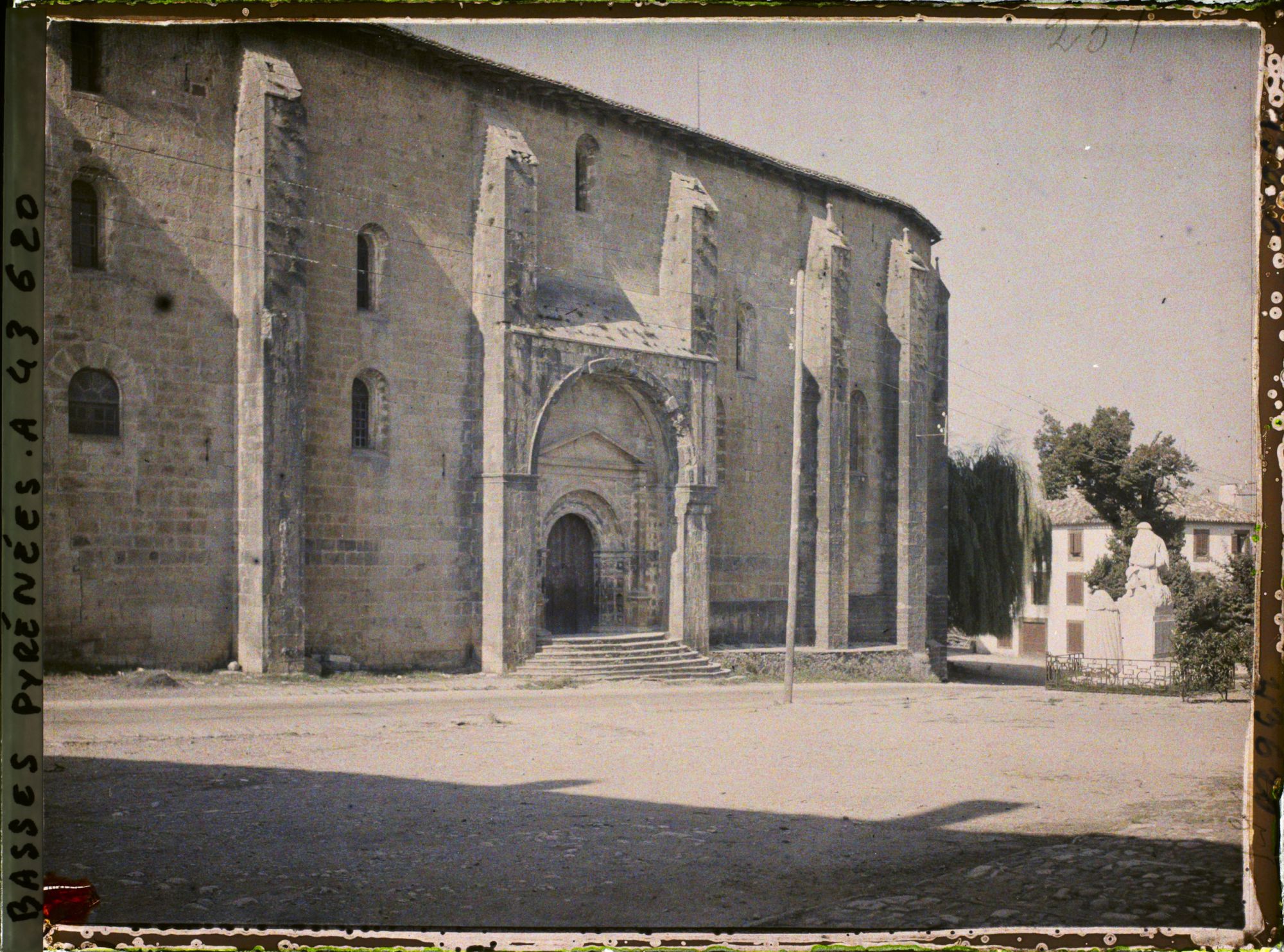 Image représentant France, Urrugne, L'entrée de l'Eglise
