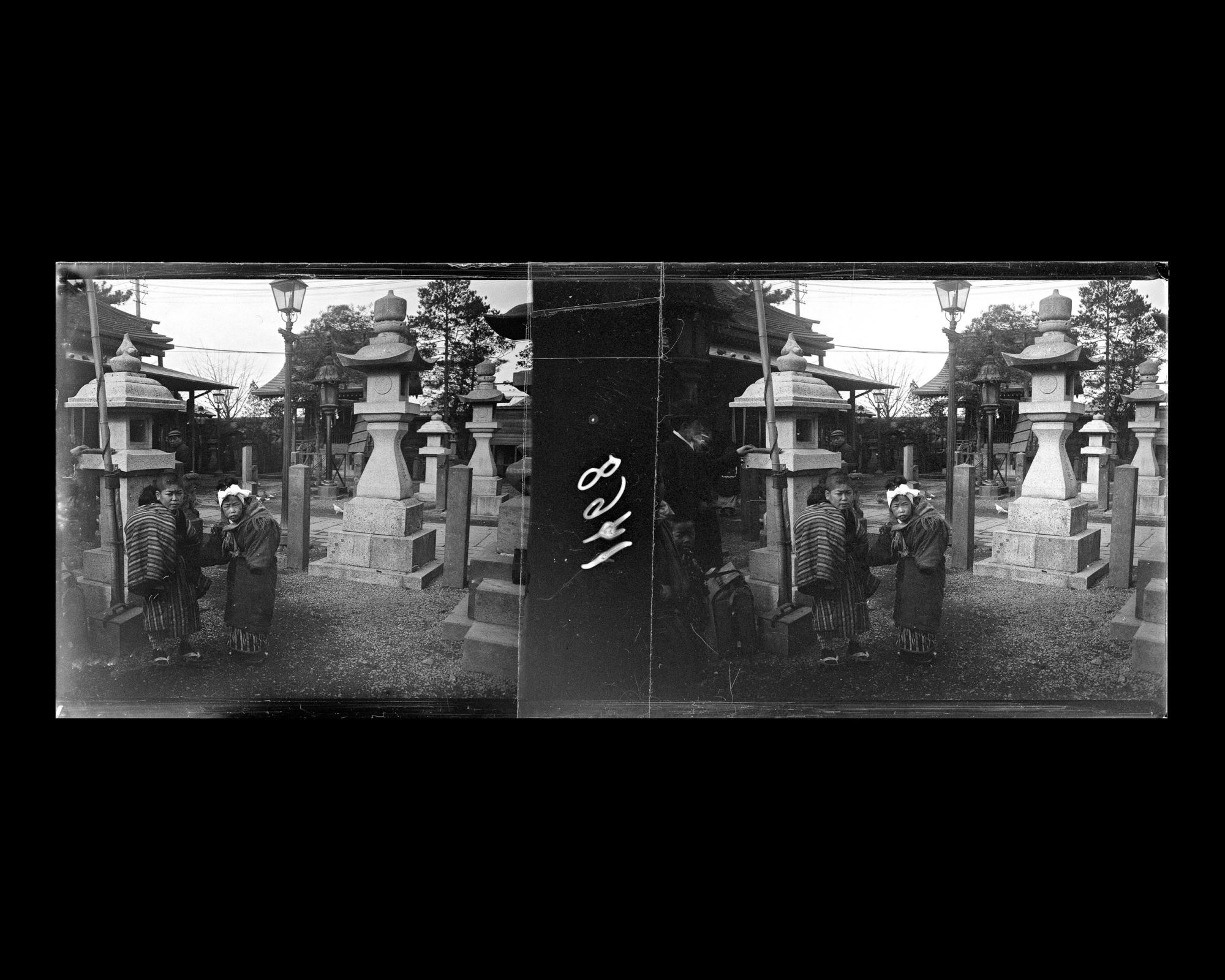 Image représentant Deux enfants dans un temple