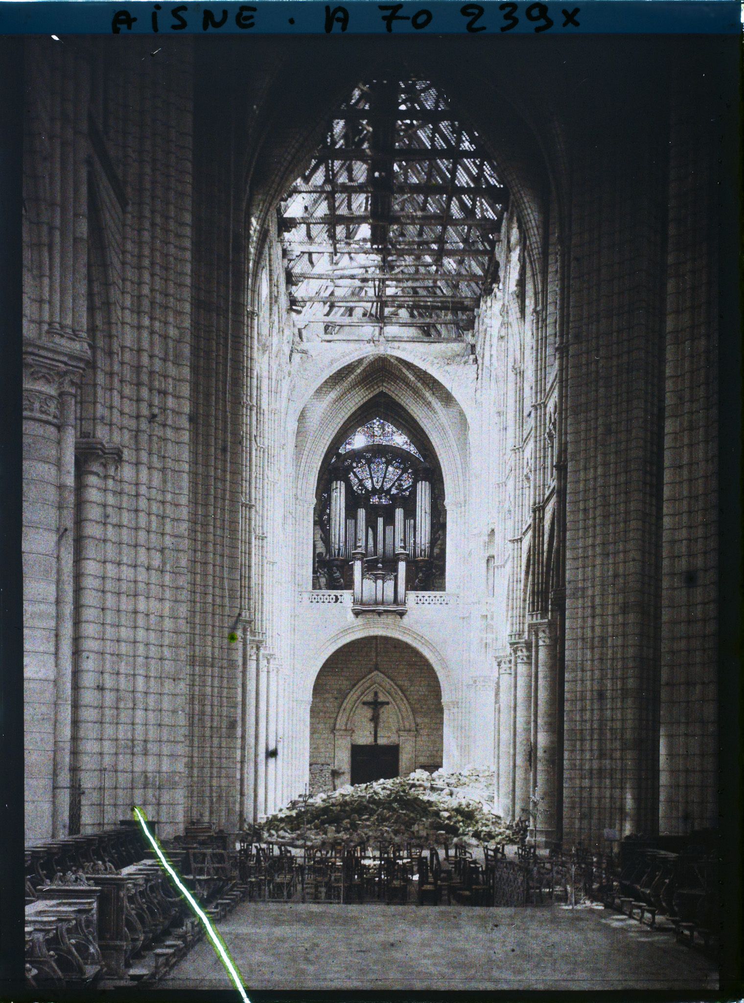 Image représentant Depuis le chœur, intérieur de de la nef jonchée de gravats et l'orgue