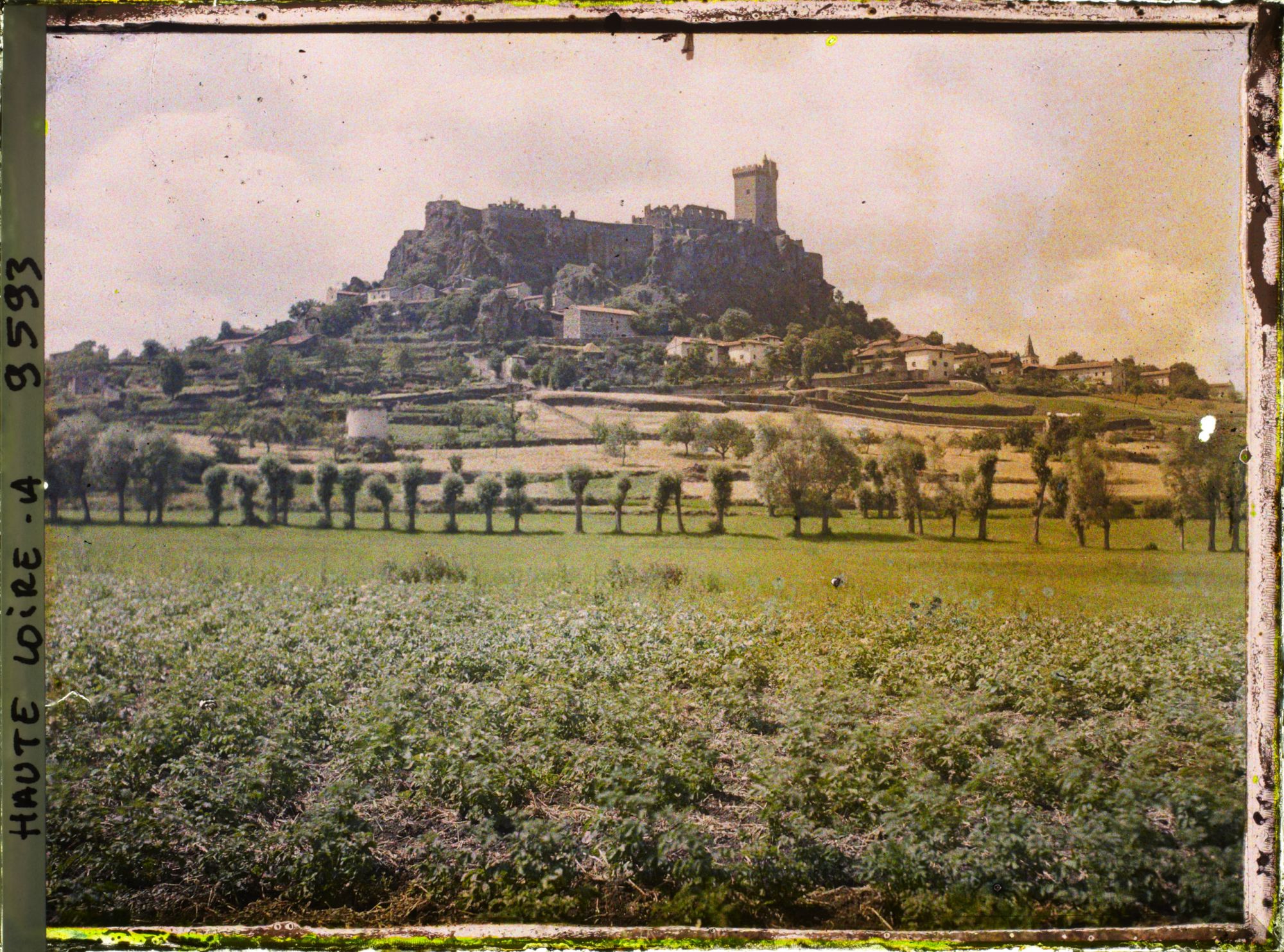Image représentant La forteresse médiévale édifiée sur le rocher