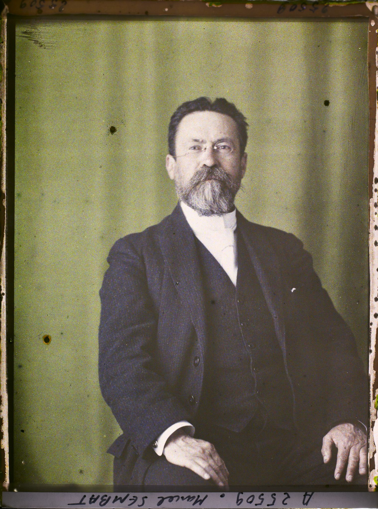 Image représentant Monsieur  https://musee-albert-kahn.s-museum.fr/home/NWQ2OTAwYzNmYjZlZTk1ZWQwODJmMjY4L2dlbmVyaWMtbm90aWNlLXRhYi9hdXRob3JpdHkvNjE3YTc5ZjVjZjhiODk2OGIzMzM3ZDIx/5d6900c3fb6ee95ed082f268/generic-notice-tab/authority/617a79ebcf8b8968b33377d8 Marcel Sembat