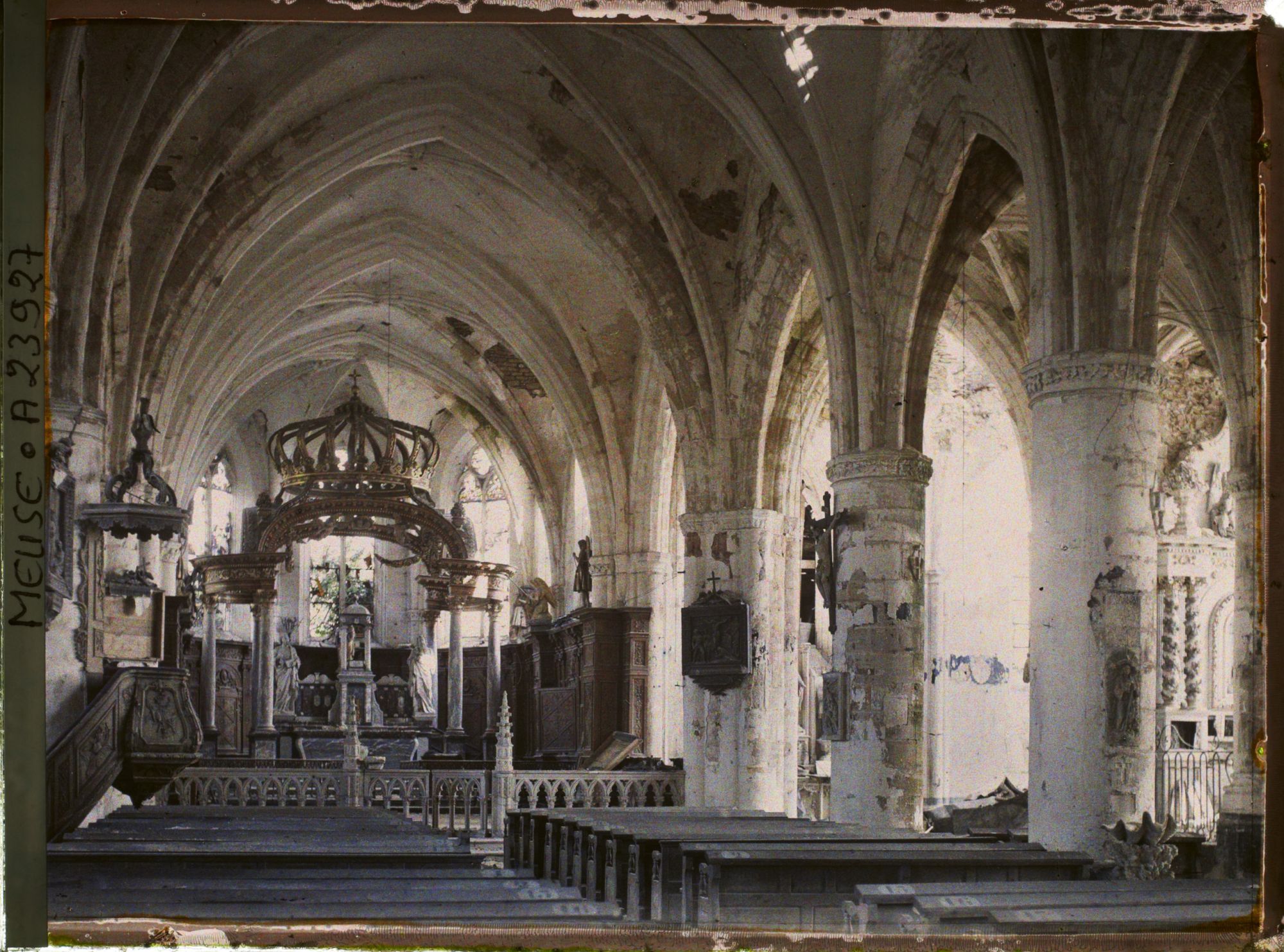 Image représentant France, Dun s/Meuse, Intérieur de l'Eglise la grande nef