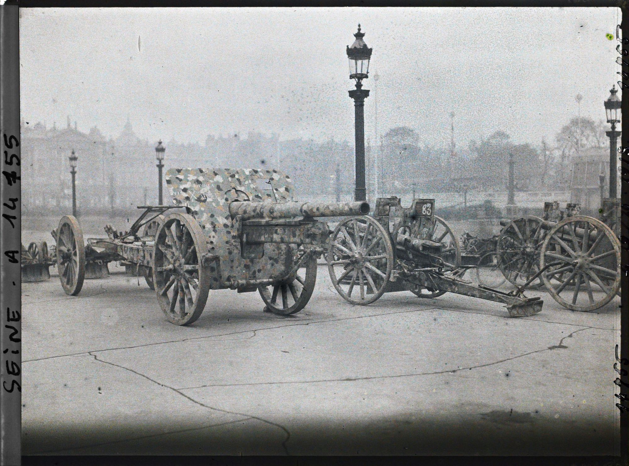 Image représentant Canons pris aux Allemands exposés place de la Concorde