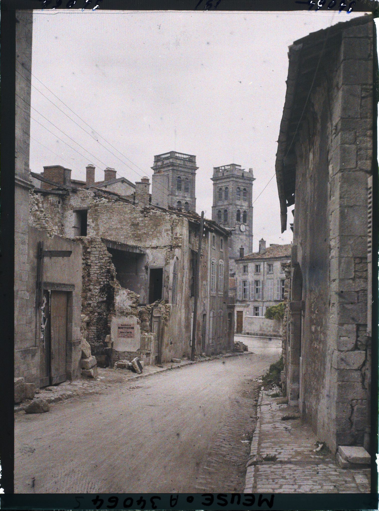 Image représentant France, Verdun, La Rue Porte Châtel et les tours de la Cathédrale