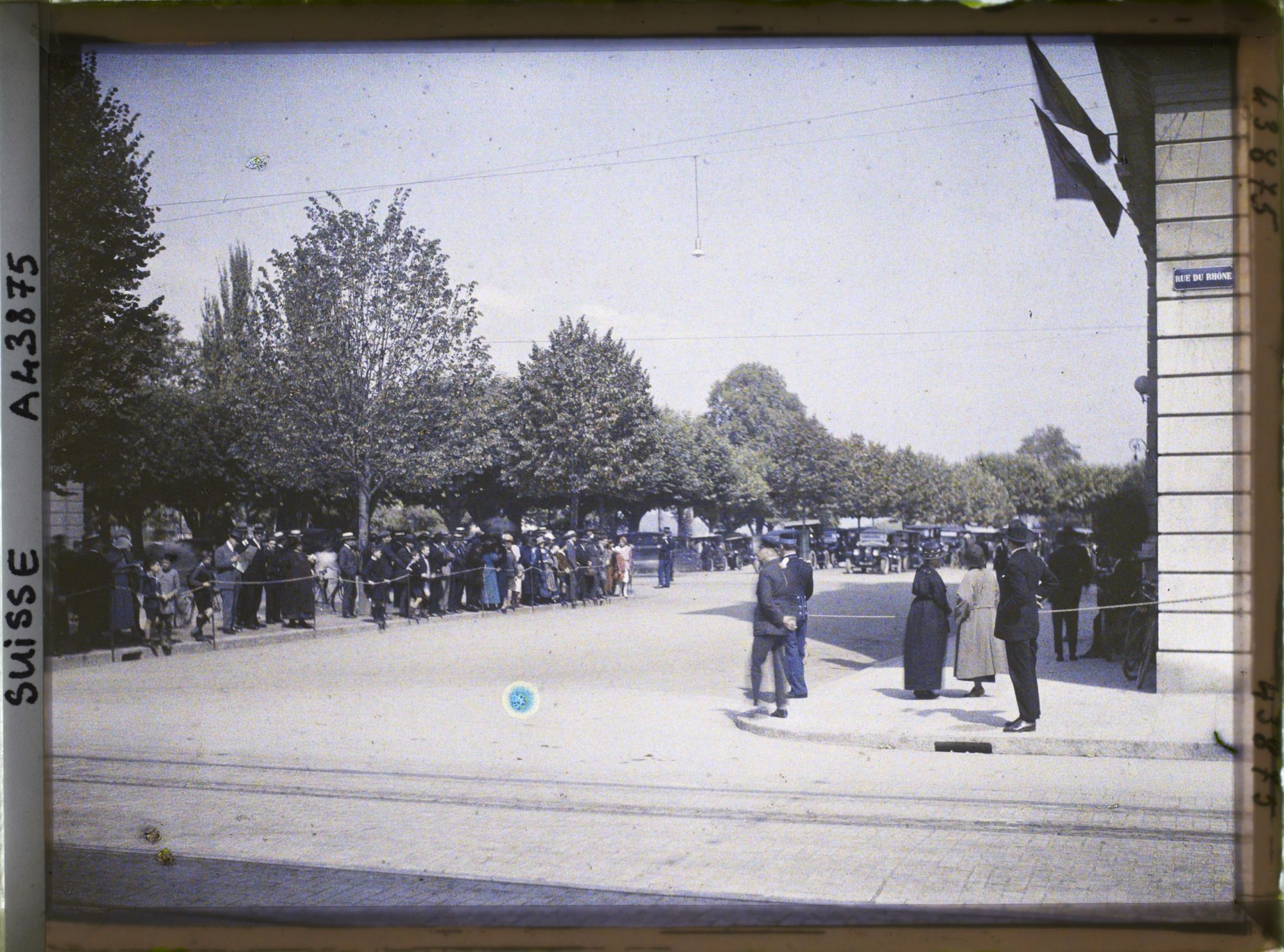 Image représentant Cinquième assemblée annuelle de la Société des Nations (SDN) à Genève. Le public attend la sortie des délégués aux abords de l'Hôtel Victoria