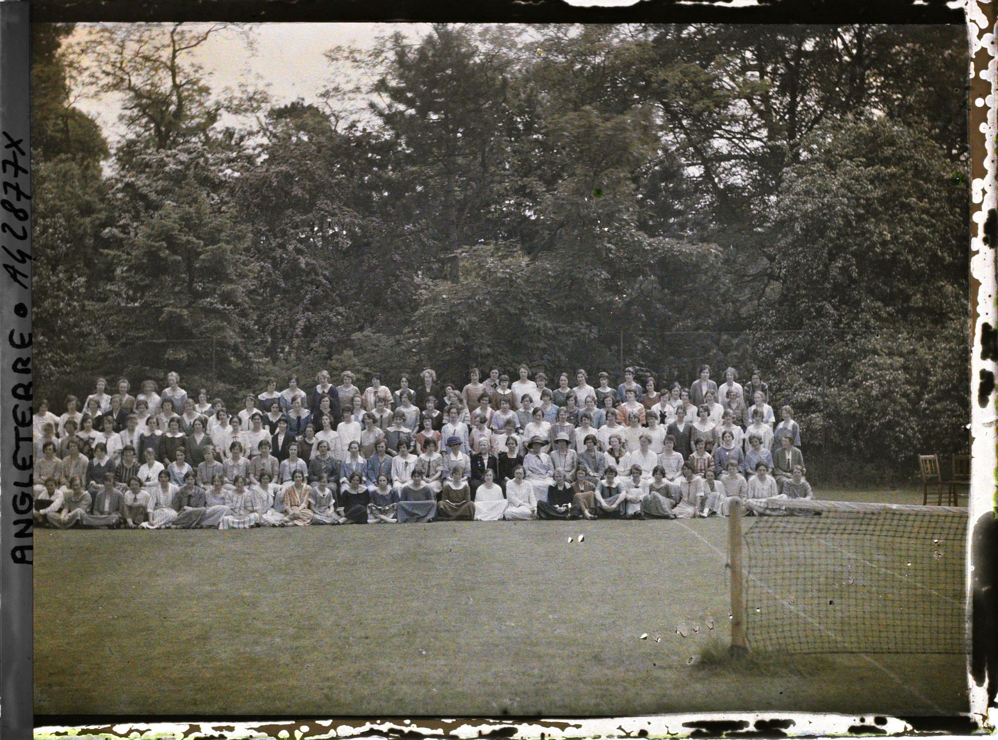 Image représentant Etudiantes et professeurs posant sur un cours de tennis au Saint Hugh's College