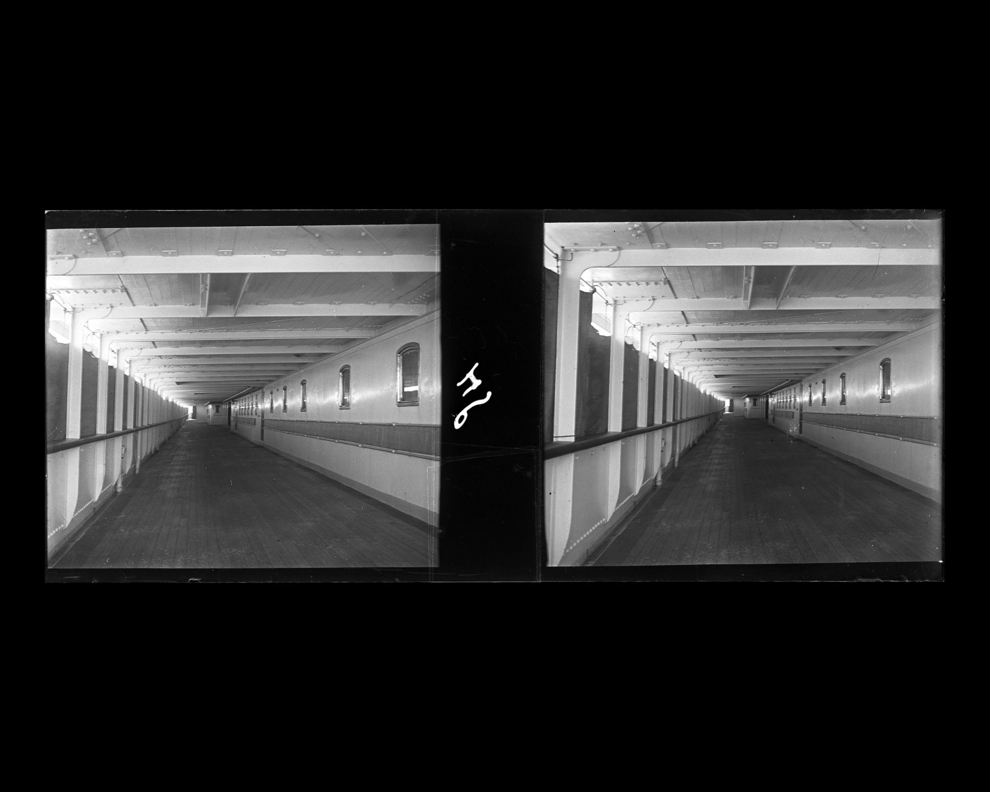 Image représentant Vue de la coursive du pont des 1eres classes, protégée en vue de la tempête.