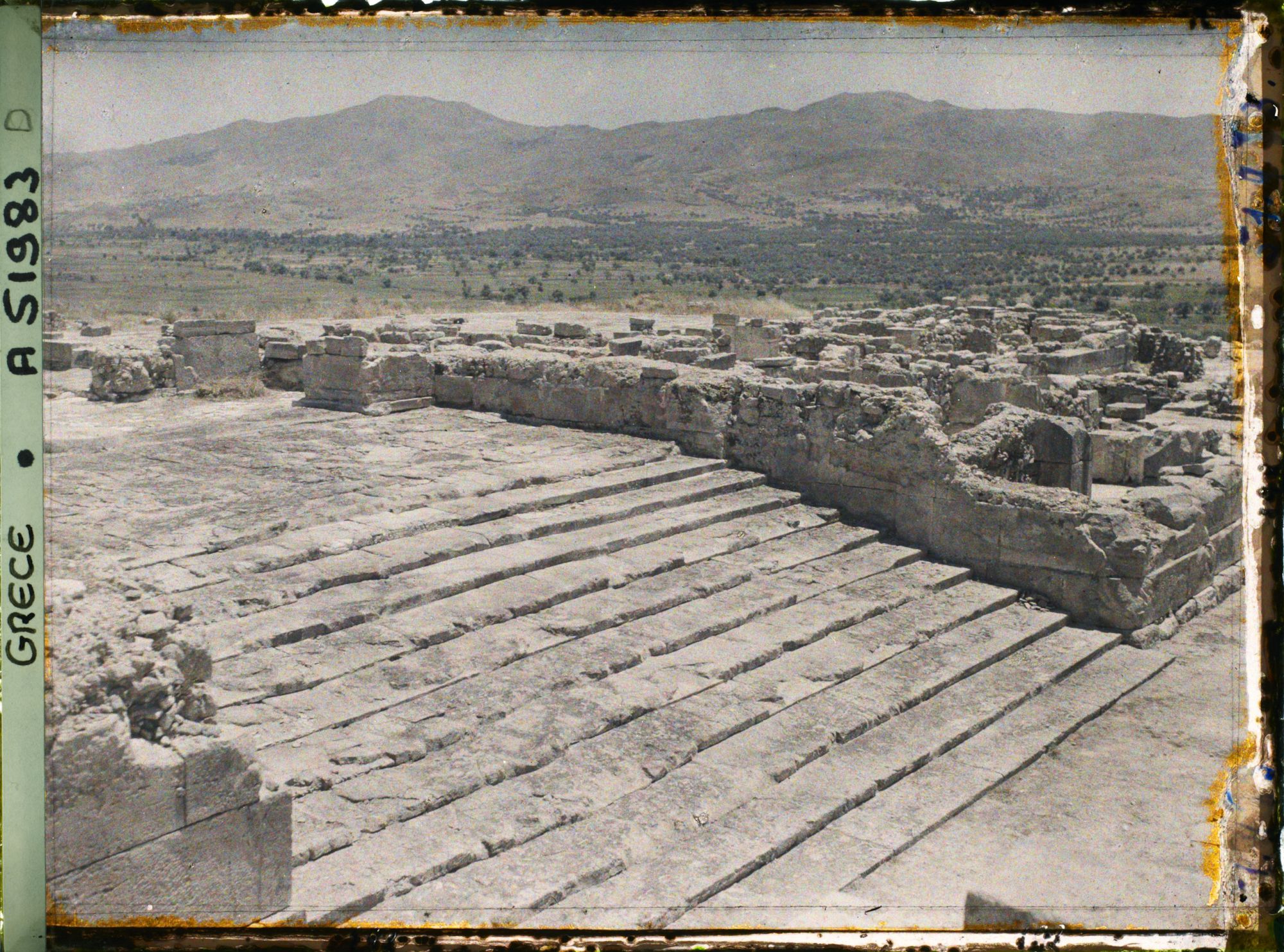Image représentant Le palais dans la cour occidentale, le grand escalier (menant aux grands Propylées et à la cour centrale)