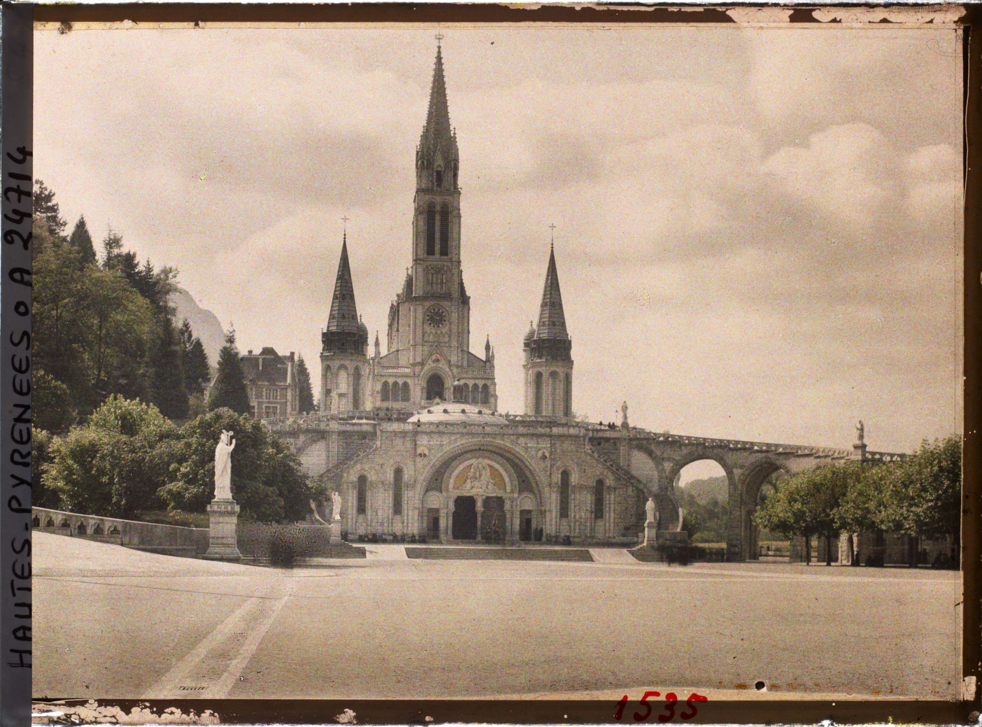Image représentant France, Lourdes, Ensemble de la Basilique de Ne Dame