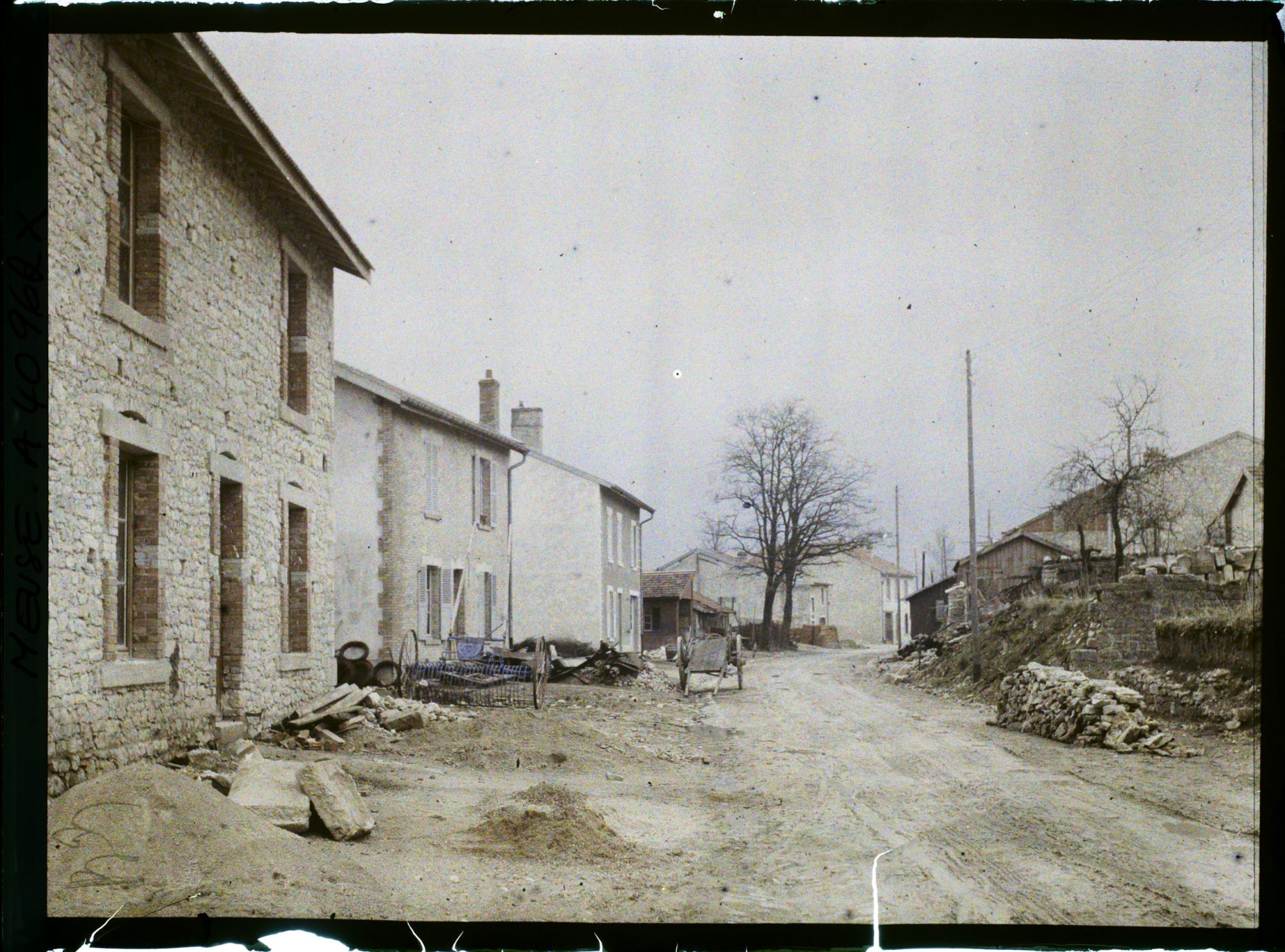 Image représentant France, Aubréville, Entrée d'Aubréville, vue prise du Pont de la Coutance, route de la Coutance