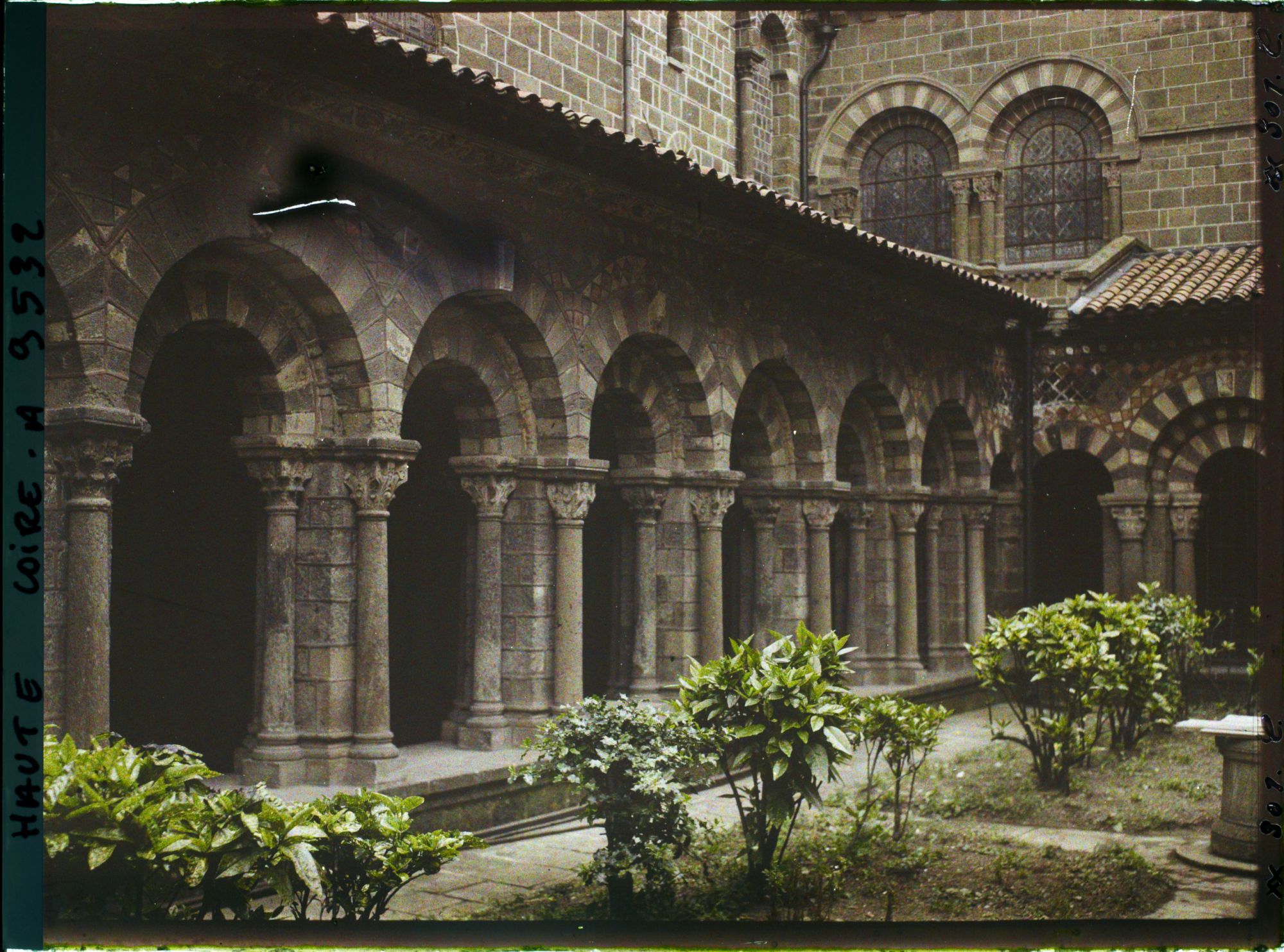Image représentant La colonnade de la galerie orientale du cloître de la cathédrale Notre-Dame-de-l'Annonciation