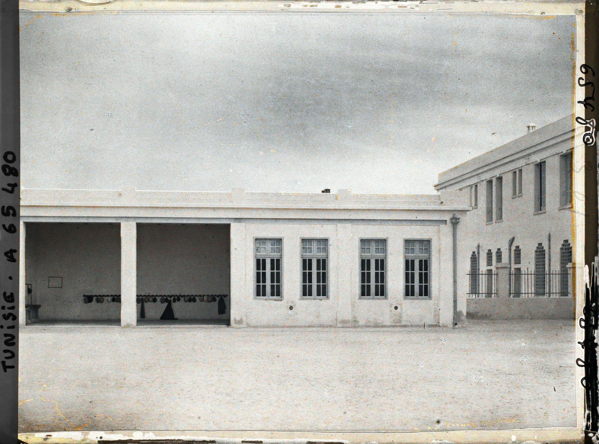 Image représentant La cour de l'école primaire du quartier de Moulinville