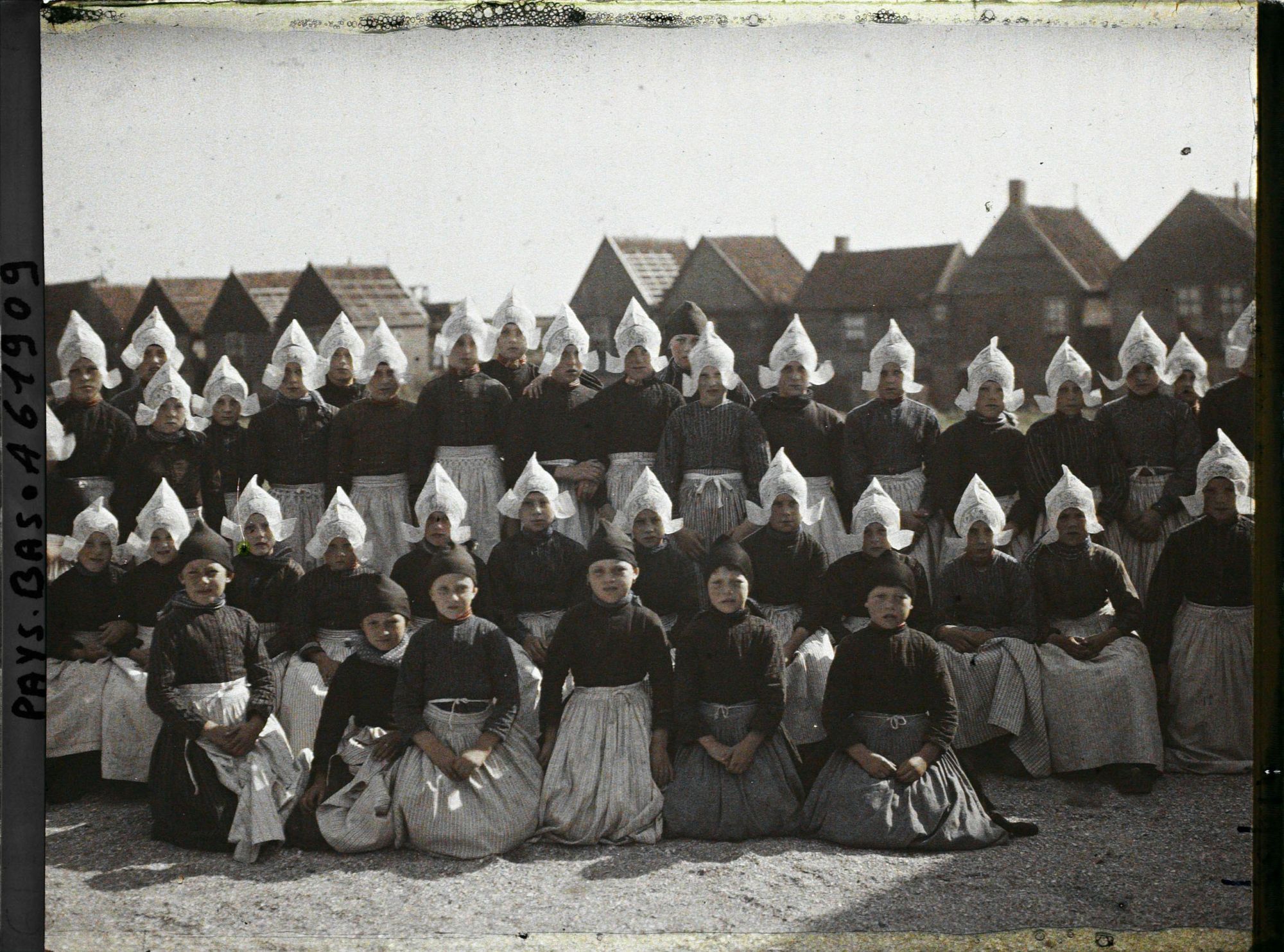 Image représentant Les élèves de l'école catholique de filles
