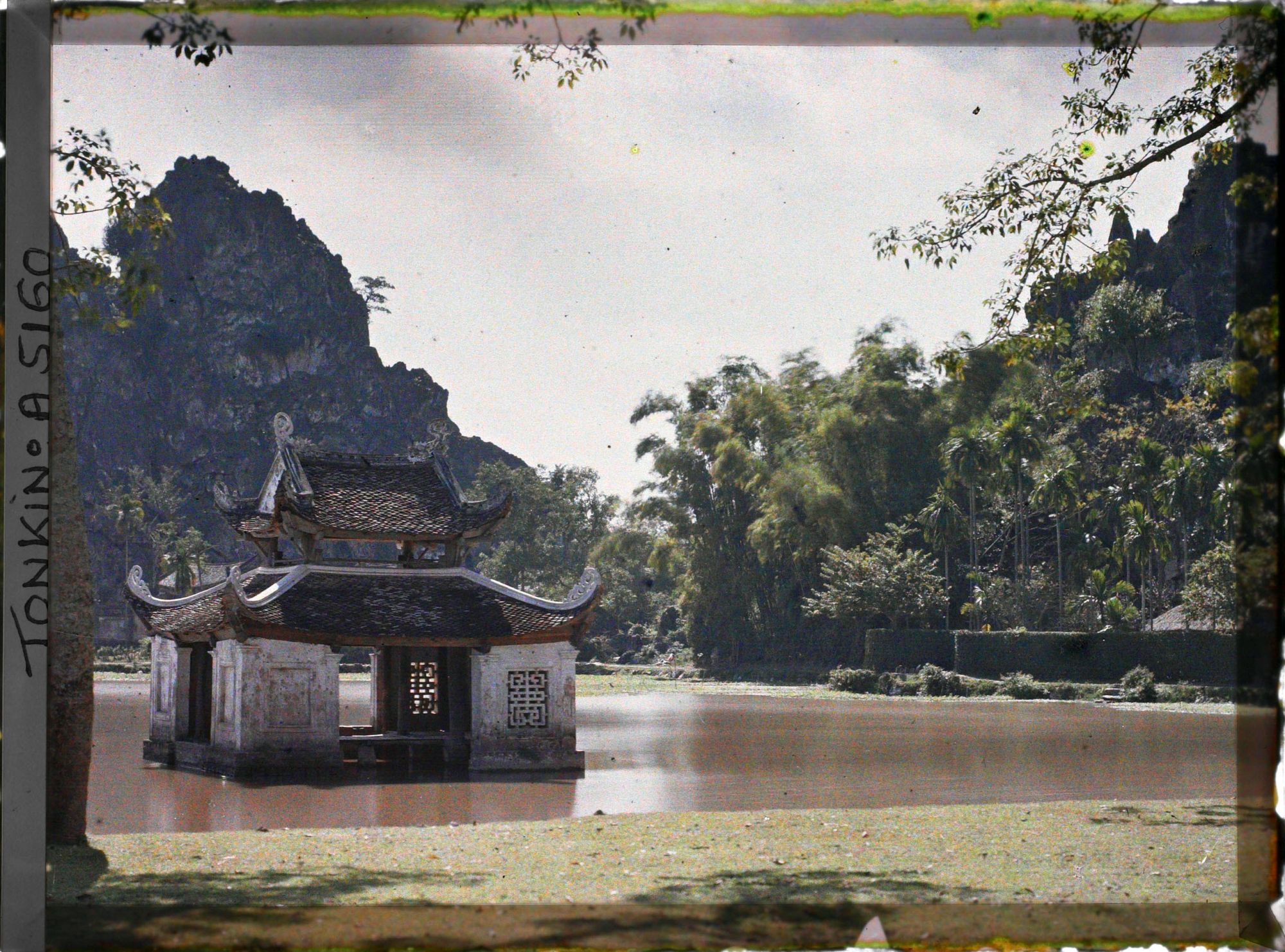 Image représentant Le pagodon de la pagode Thay dite également de la " Félicité céleste " (Thien Phuc), située au pied du récif calcaire Sai-so'n