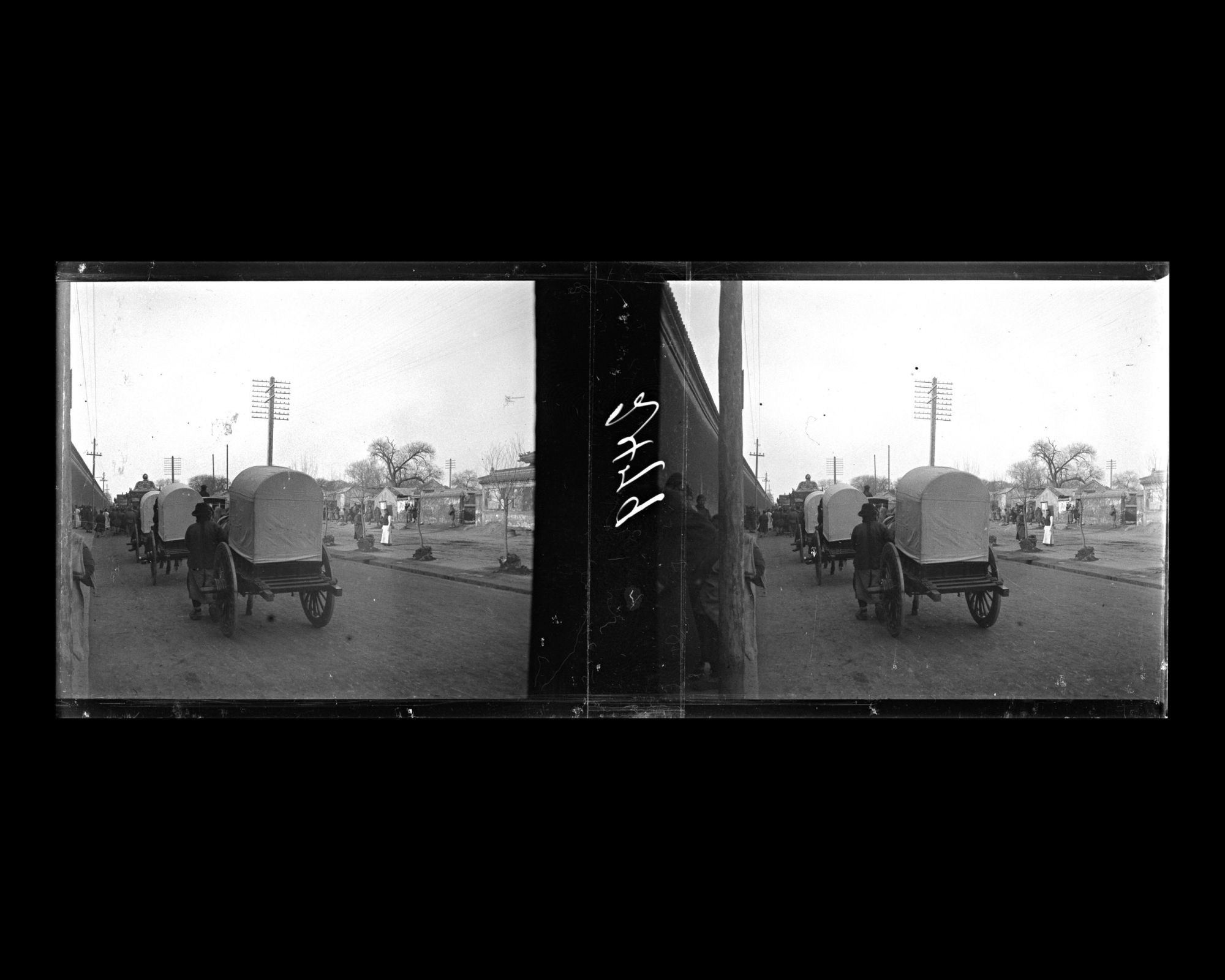 Image représentant Un cortège funéraire de trente-deux porteurs le long du mur nord de la ville impériale