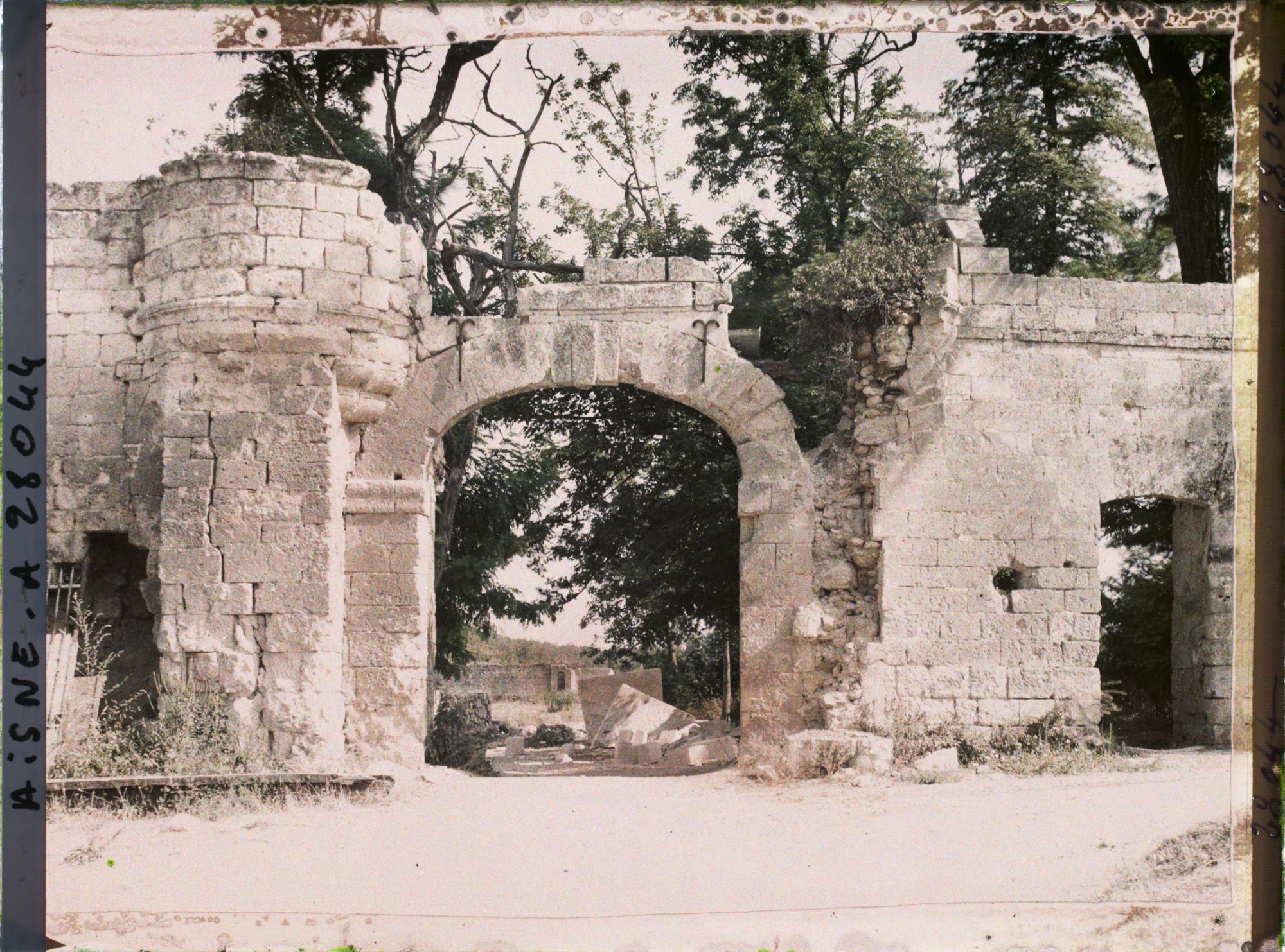 Image représentant France, Chivres, Entrée de l'ancien Château de la Prévoté