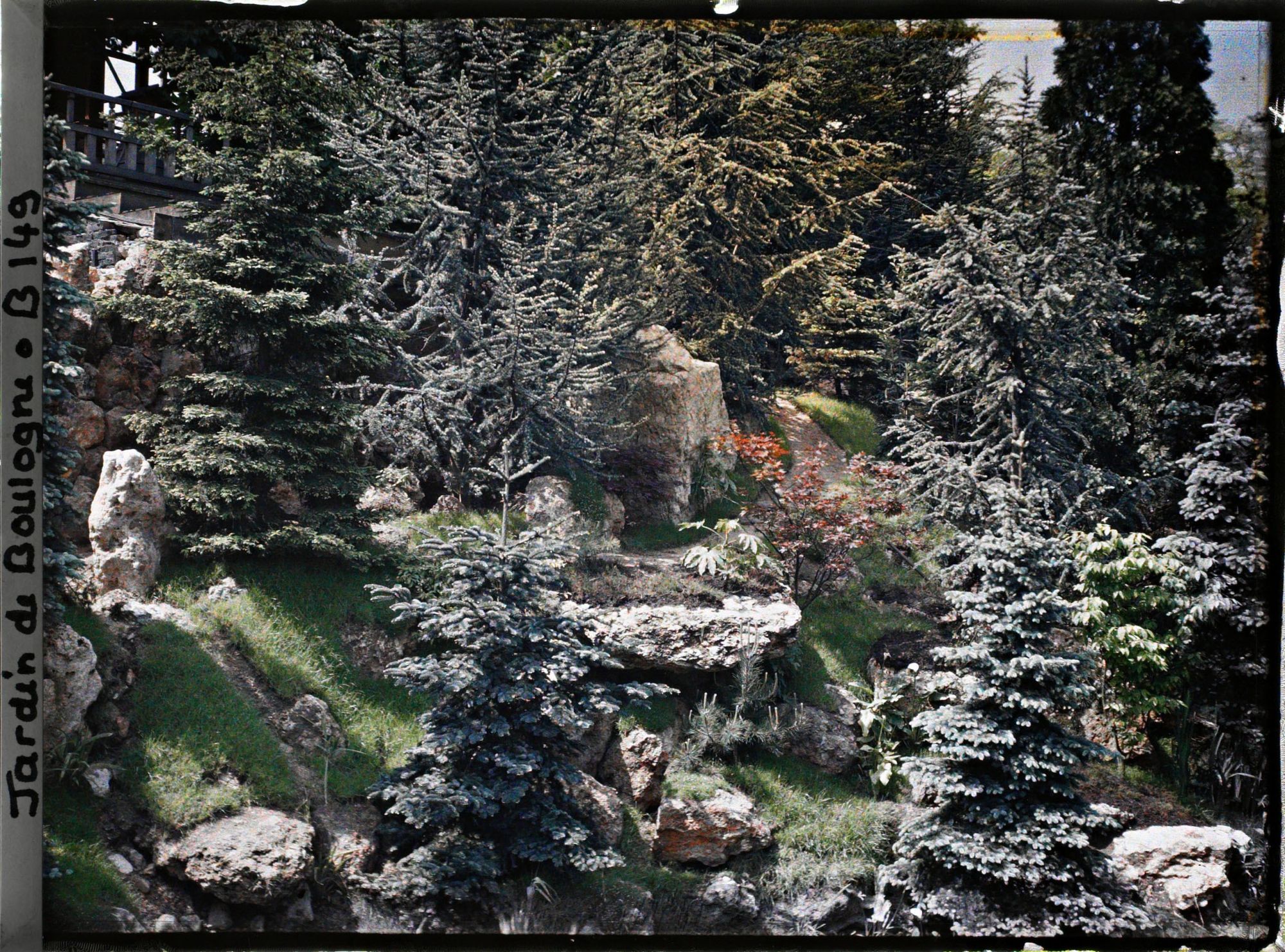 Image représentant Paysage arboré du " sanctuaire japonais ", situé à l'aplomb de la façade de temple