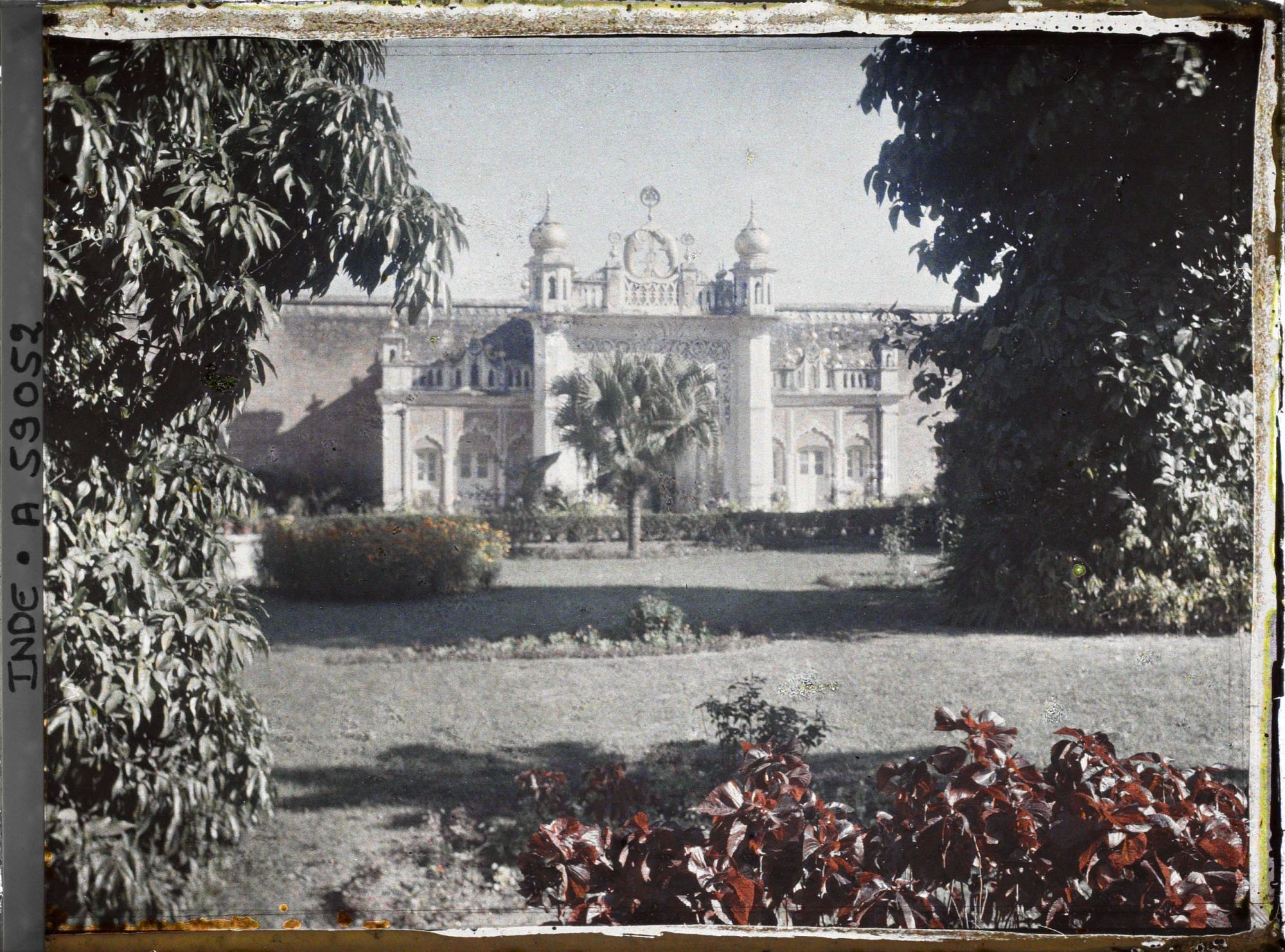 Image représentant Le fort (Porte de SHIVA (?), vue des jardins)