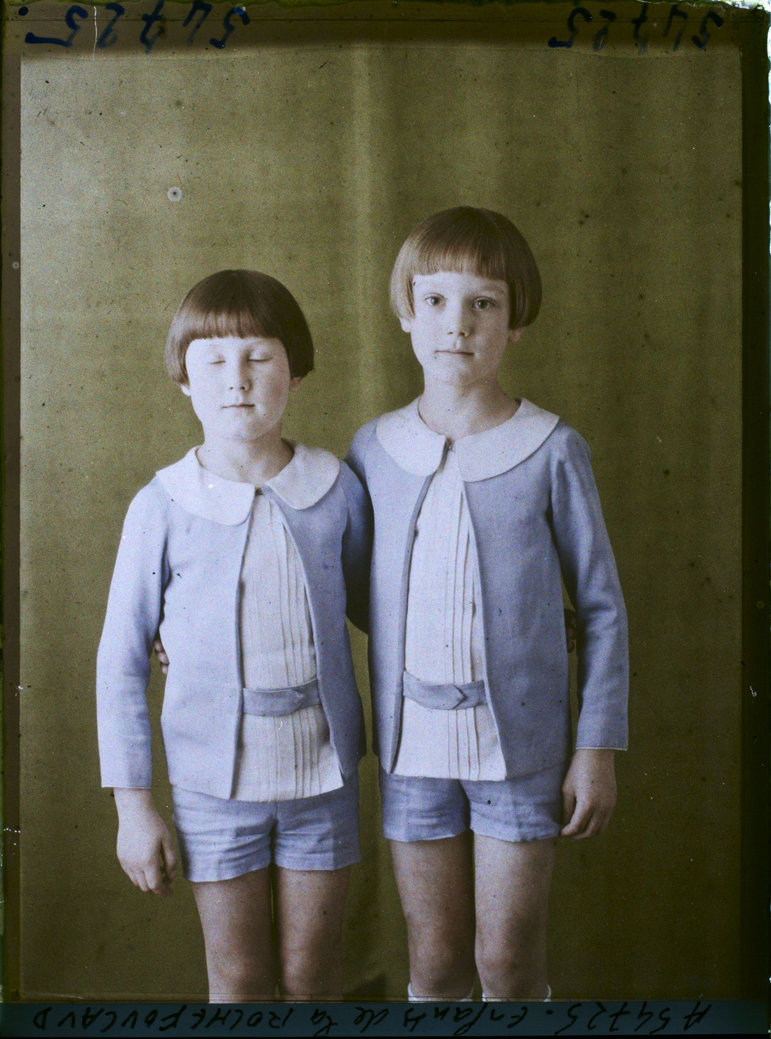 Image représentant https://musee-albert-kahn.s-museum.fr/home/NWQ2OTAwYzNmYjZlZTk1ZWQwODJmMjY4L2dlbmVyaWMtbm90aWNlLXRhYi9hdXRob3JpdHkvNjE3YTc5ZjVjZjhiODk2OGIzMzM3ZDIx/5d6900c3fb6ee95ed082f268/generic-notice-tab/authority/617a79ebcf8b8968b3337680 Ls enfants Philippe et  https://musee-albert-kahn.s-museum.fr/home/NWQ2OTAwYzNmYjZlZTk1ZWQwODJmMjY4L2dlbmVyaWMtbm90aWNlLXRhYi9hdXRob3JpdHkvNjE3YTc5ZjVjZjhiODk2OGIzMzM3ZDIx/5d6900c3fb6ee95ed082f268/generic-notice-tab/authority/617a79ebcf8b8968b333767f François de La Rochefoucauld