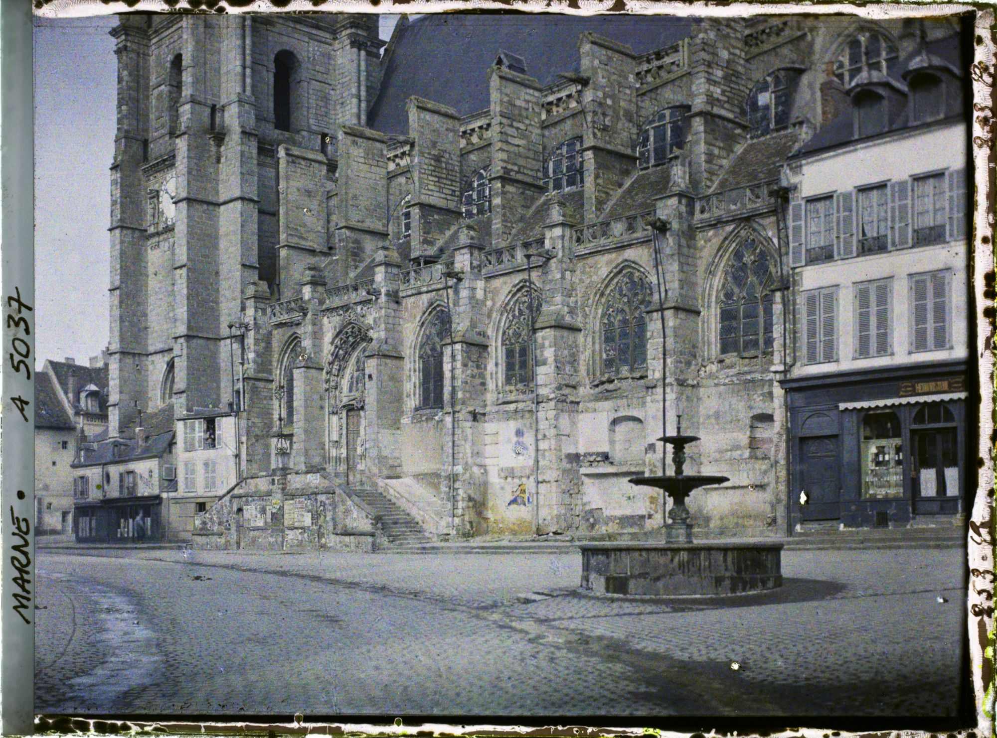 Image représentant L'église Saint-Denis et la fontaine, place de la République