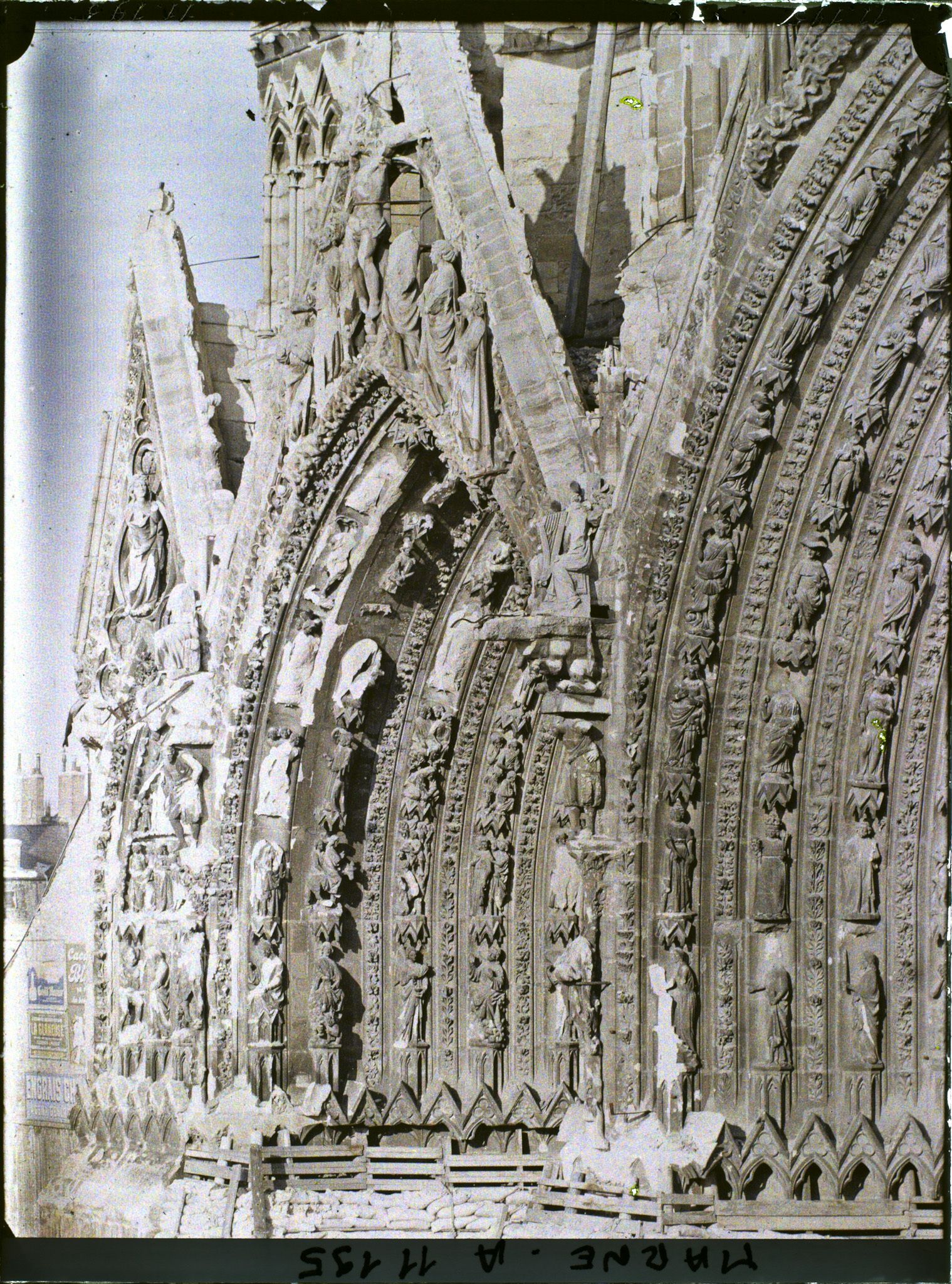 Image représentant Détail du gâbleet du tympan du portail gauche de la cathédrale