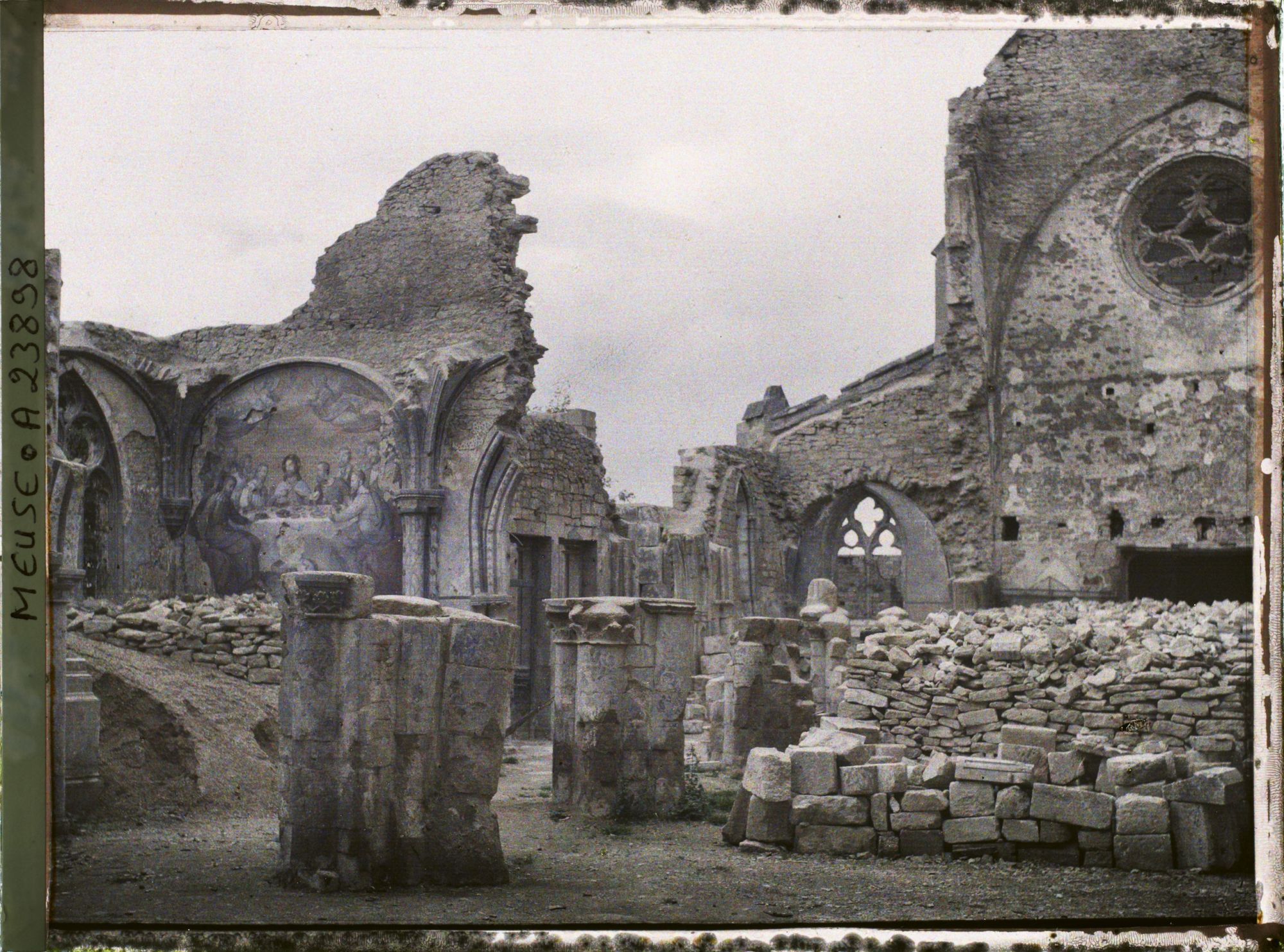Image représentant France, Etain, Un des Cotés de l'Eglise