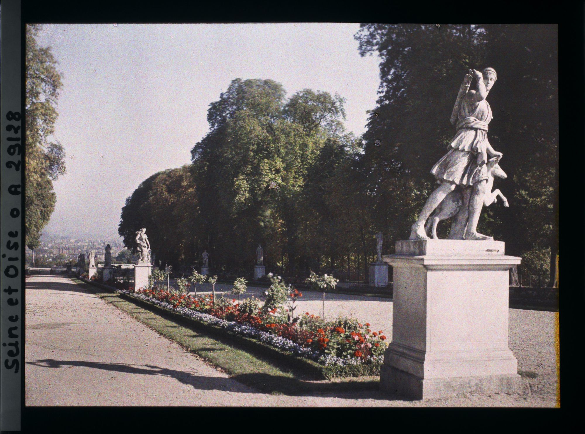 Image représentant L'allée des Statues dans le petit parc