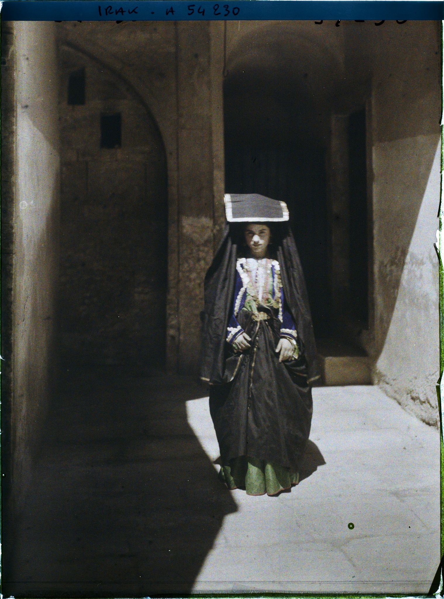 Image représentant Jeune chrétienne en costume (portant le haik ou izar)