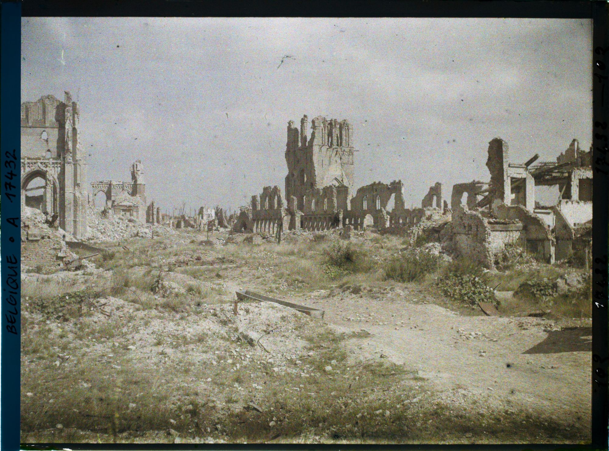 Image représentant Belgique, Ypres, Vue d'ensemble ; au fond, la Halle