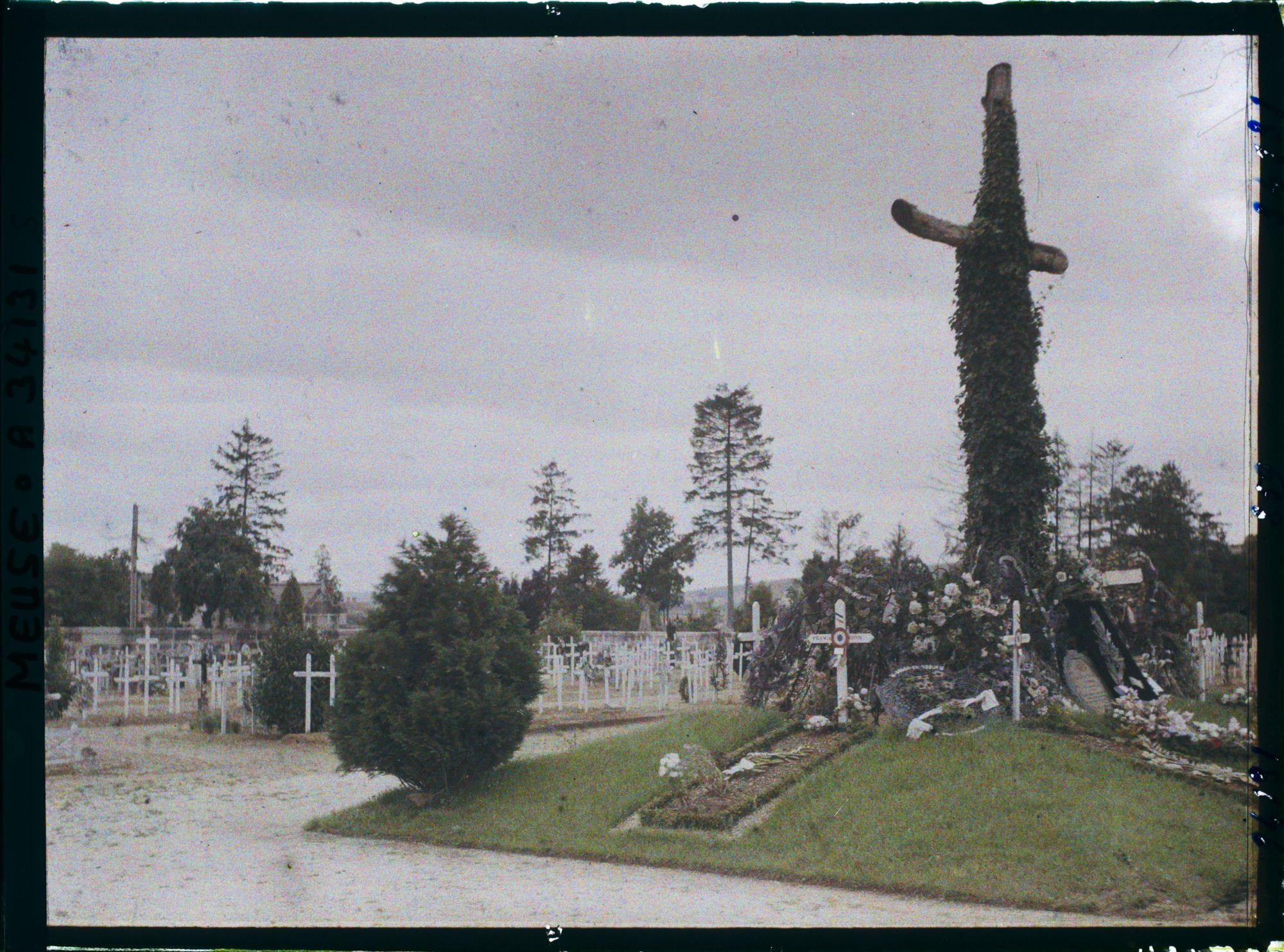 Image représentant France, Verdun, Vue d'ensemble de la tombe des sept soldats inconnus