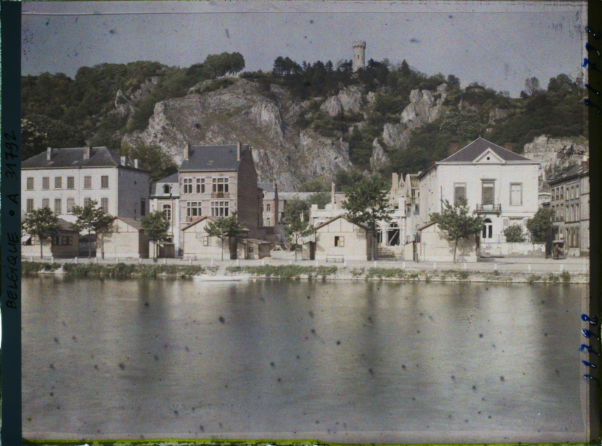 Image représentant Belgique, Dinant, Reconstructions de maisons en bois sur la rive droite