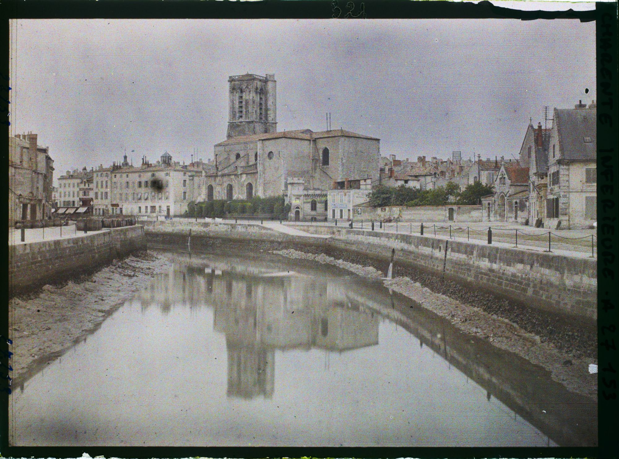 Image représentant L'église Saint-Sauveur, vue depuis le pont Louis Suire, sur le canal de Rompsay