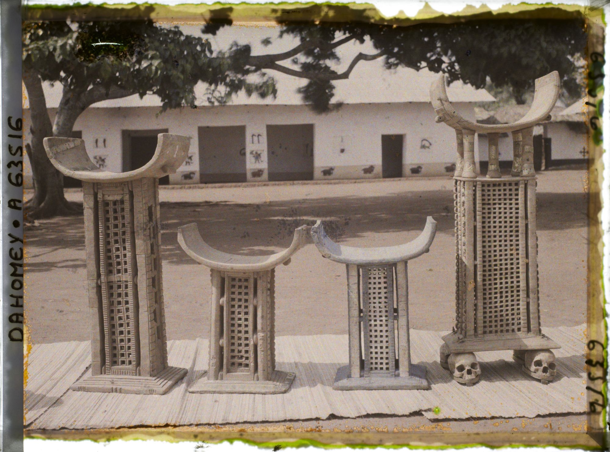 Image représentant Trônes royaux d'Abomey (Guézo, Glélé, Béhanzin, Agoliagbo) devant la salle de réception (ajalala) de la cour du palais de  null Guézo (jalalahennou)