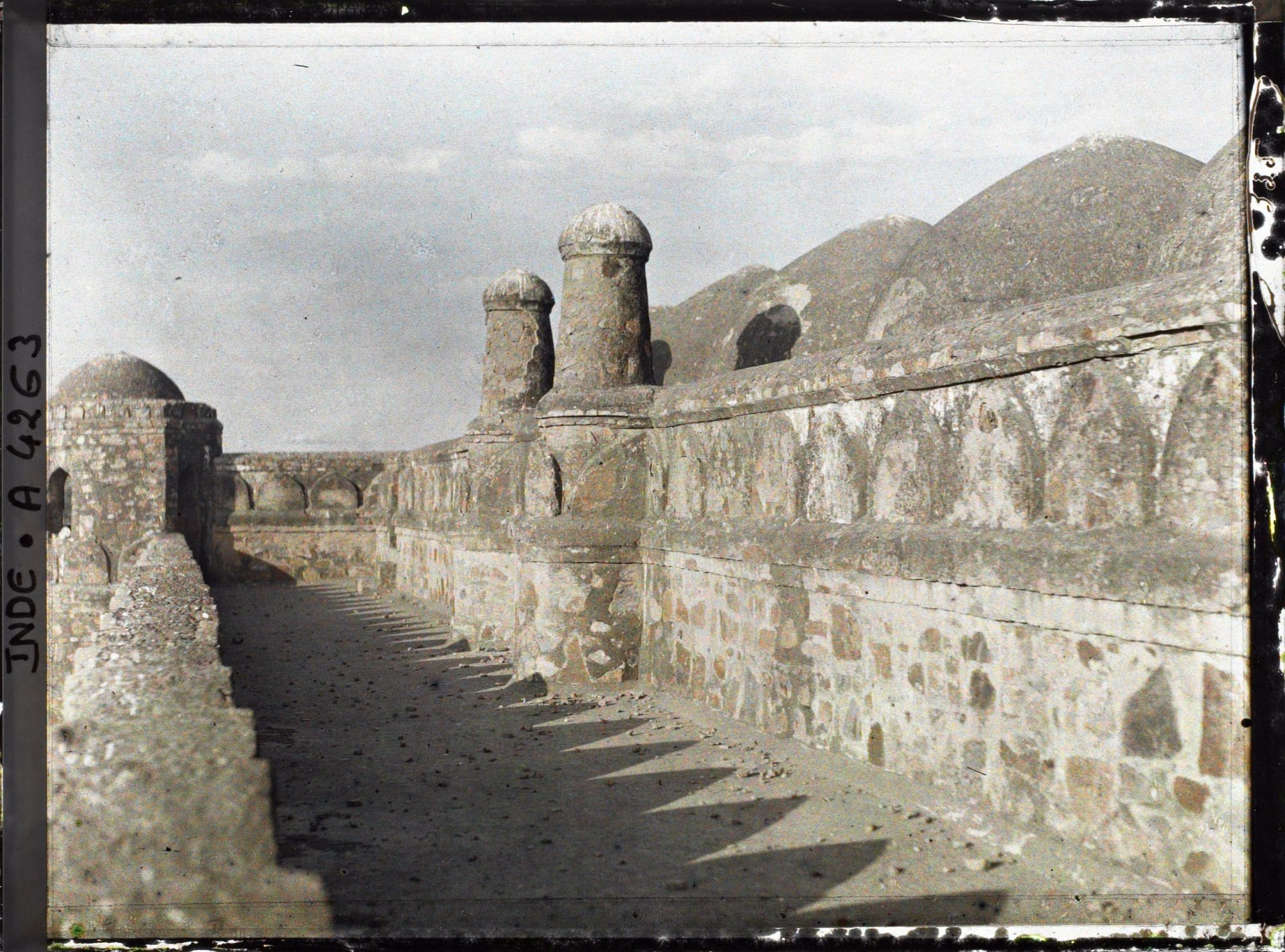Image représentant Le toit de la mosquée Noire (Kalan ou Kali Masjid)
