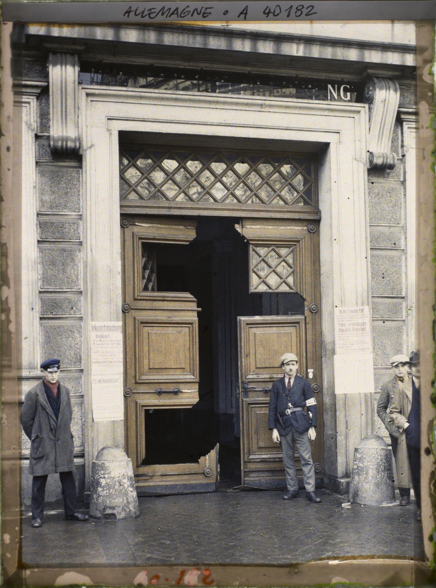 Image représentant Prusse, Aix-la-Chapelle, Entrée défoncée de la porte