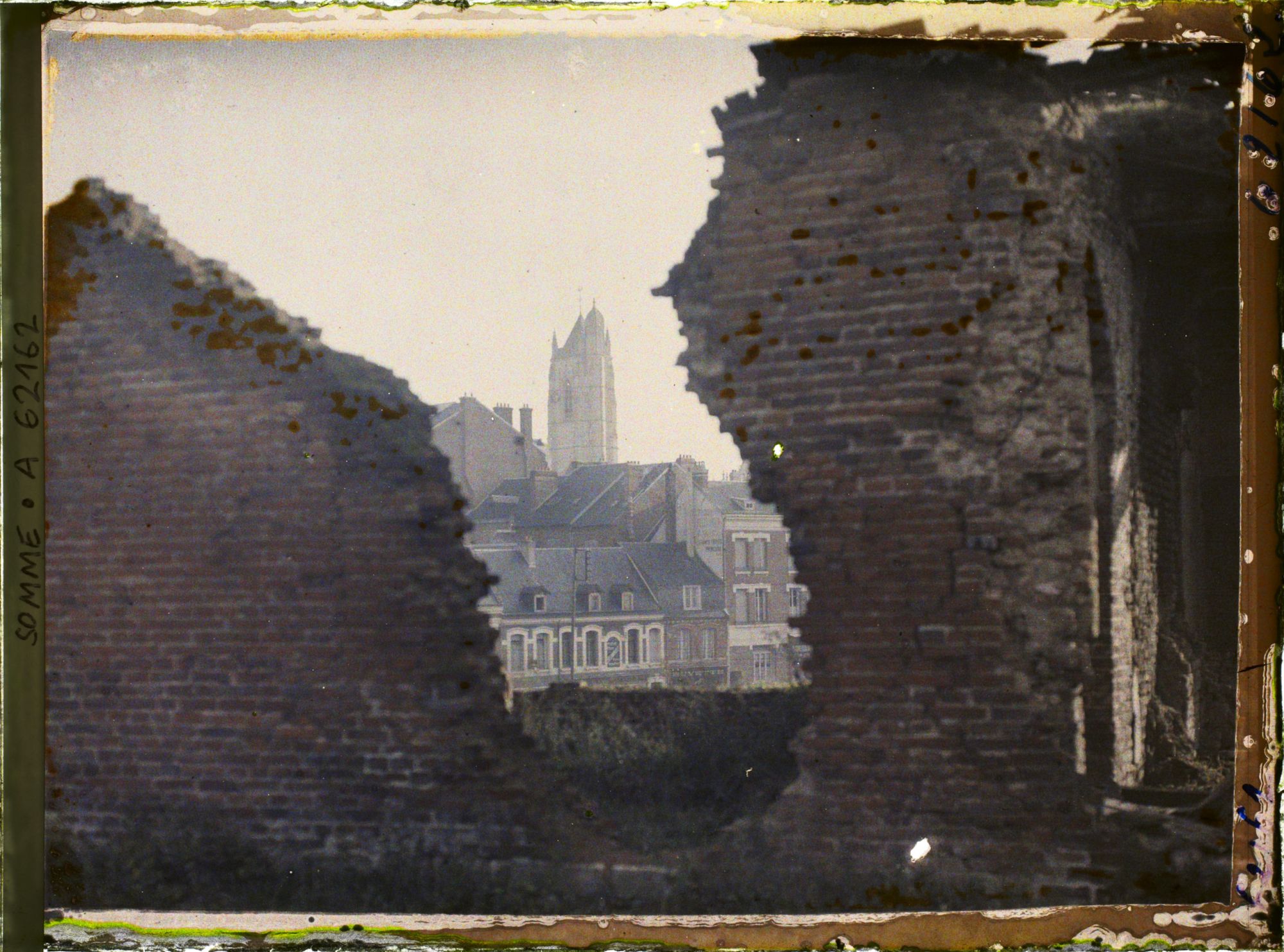 Image représentant Somme, Péronne, Vue sur le quartier de l'Eglise, prise des ruines du Château