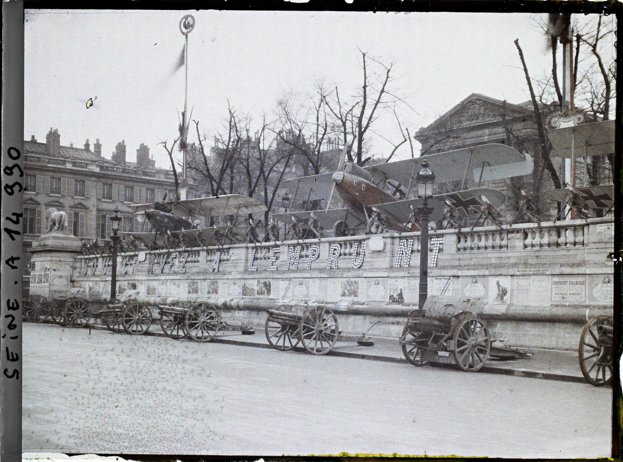 Image représentant Canons et avions pris aux Allemands exposés place de la Concorde