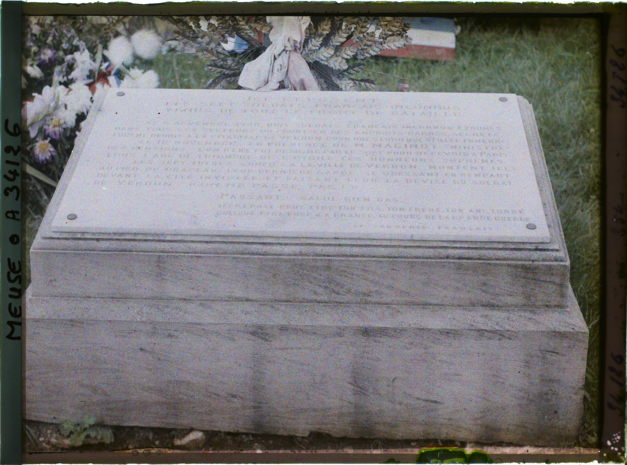 Image représentant France, Verdun, La plaque de la tombe des sept soldats inconnus