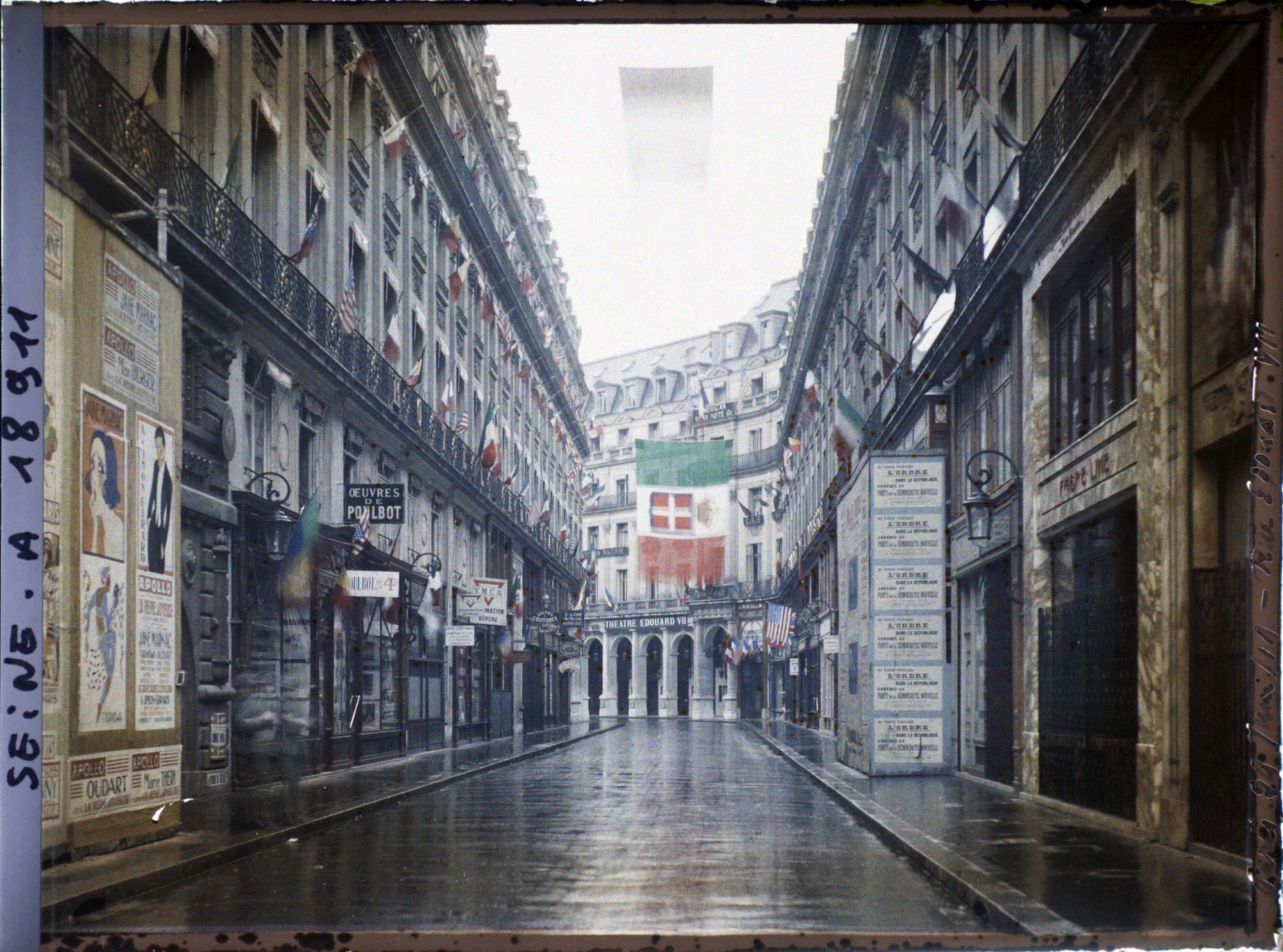 Image représentant La rue Edouard-VII décorée de drapeaux