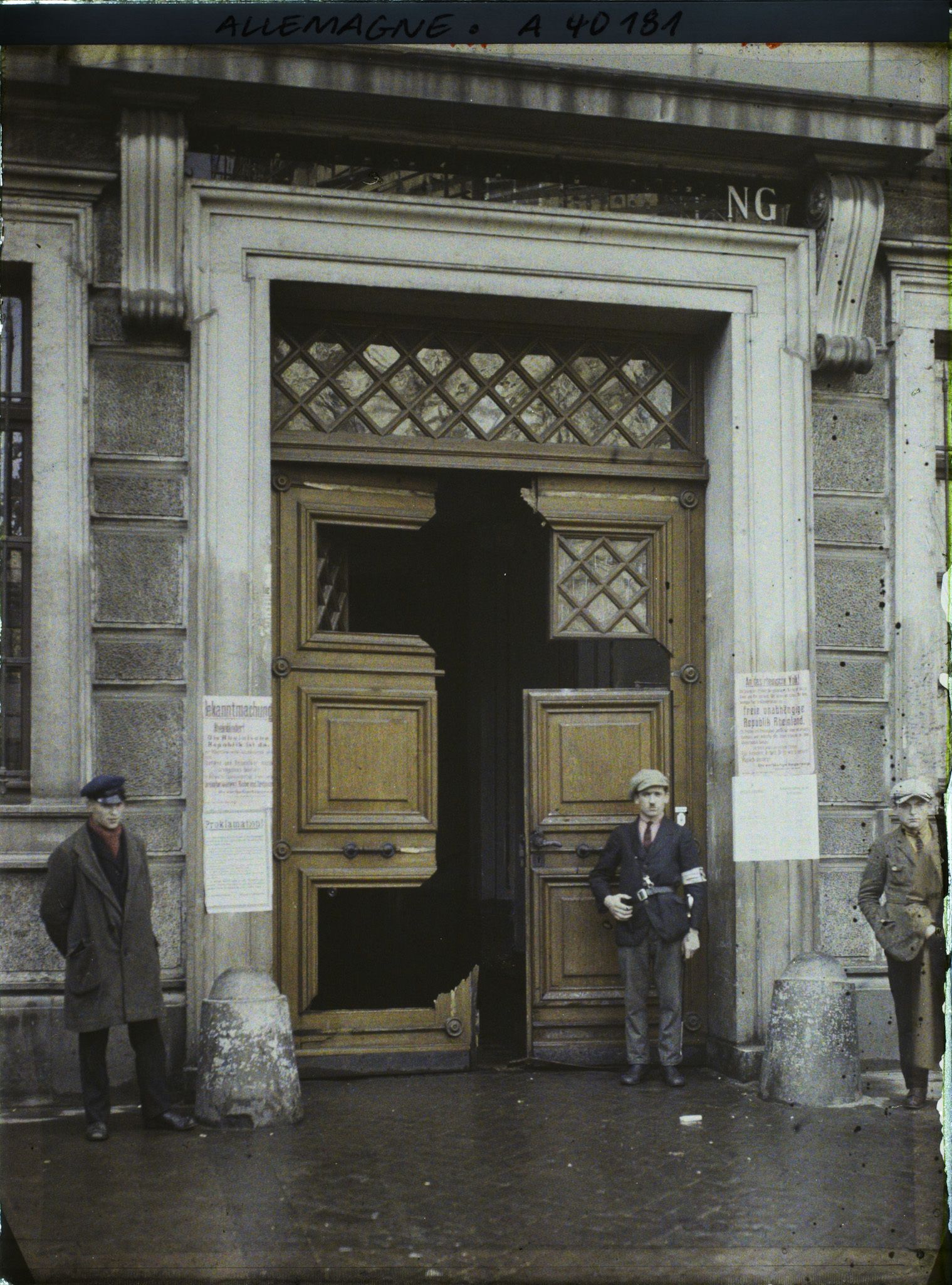 Image représentant Prusse, Aix-la-Chapelle, Entrée défoncée de la porte