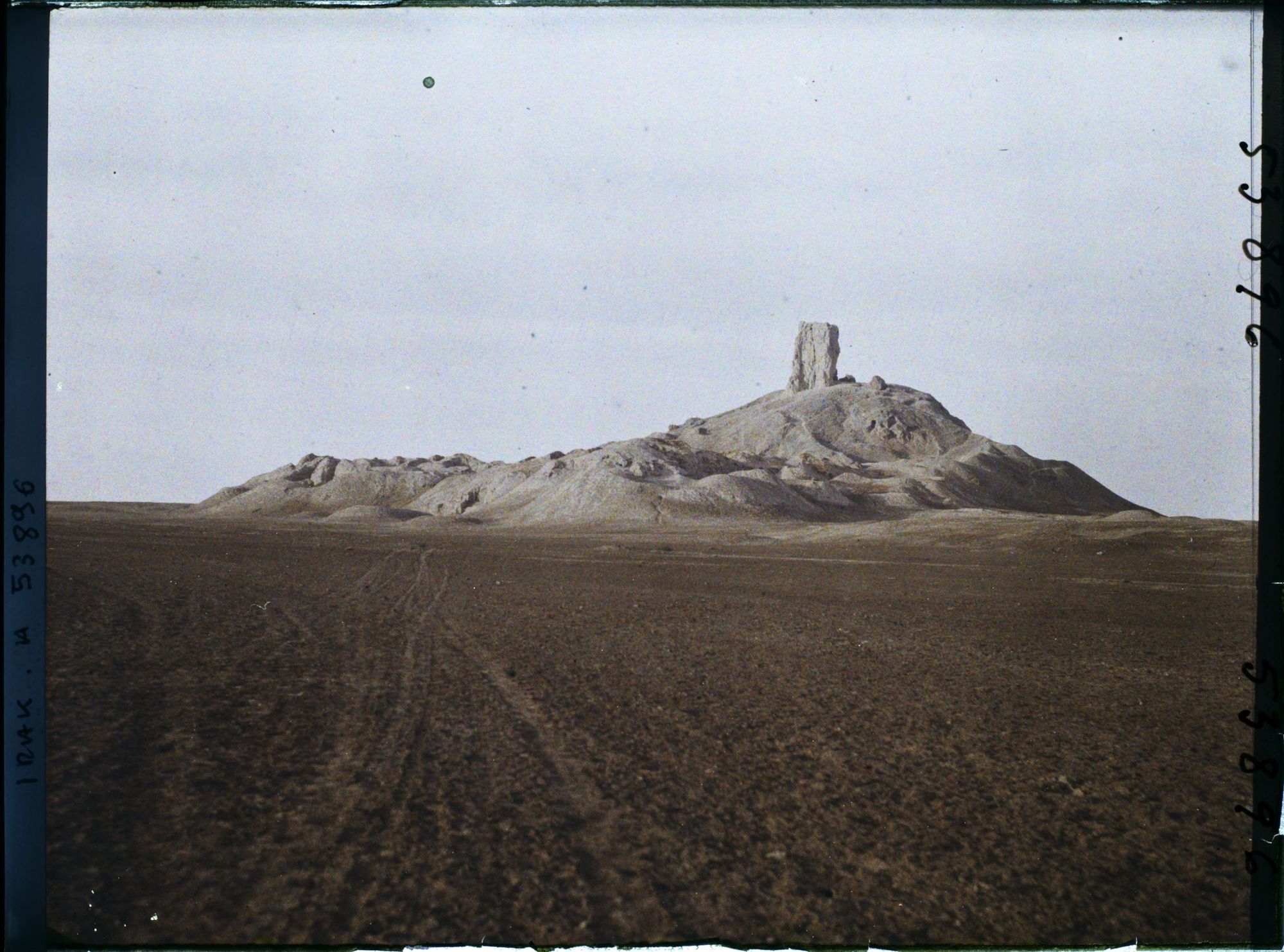 Image représentant Le tell (colline de ruines) avec les vestiges du Bit-Zida (140 mètres de hauteur), (VIe siècle avant J.-C. -?-)