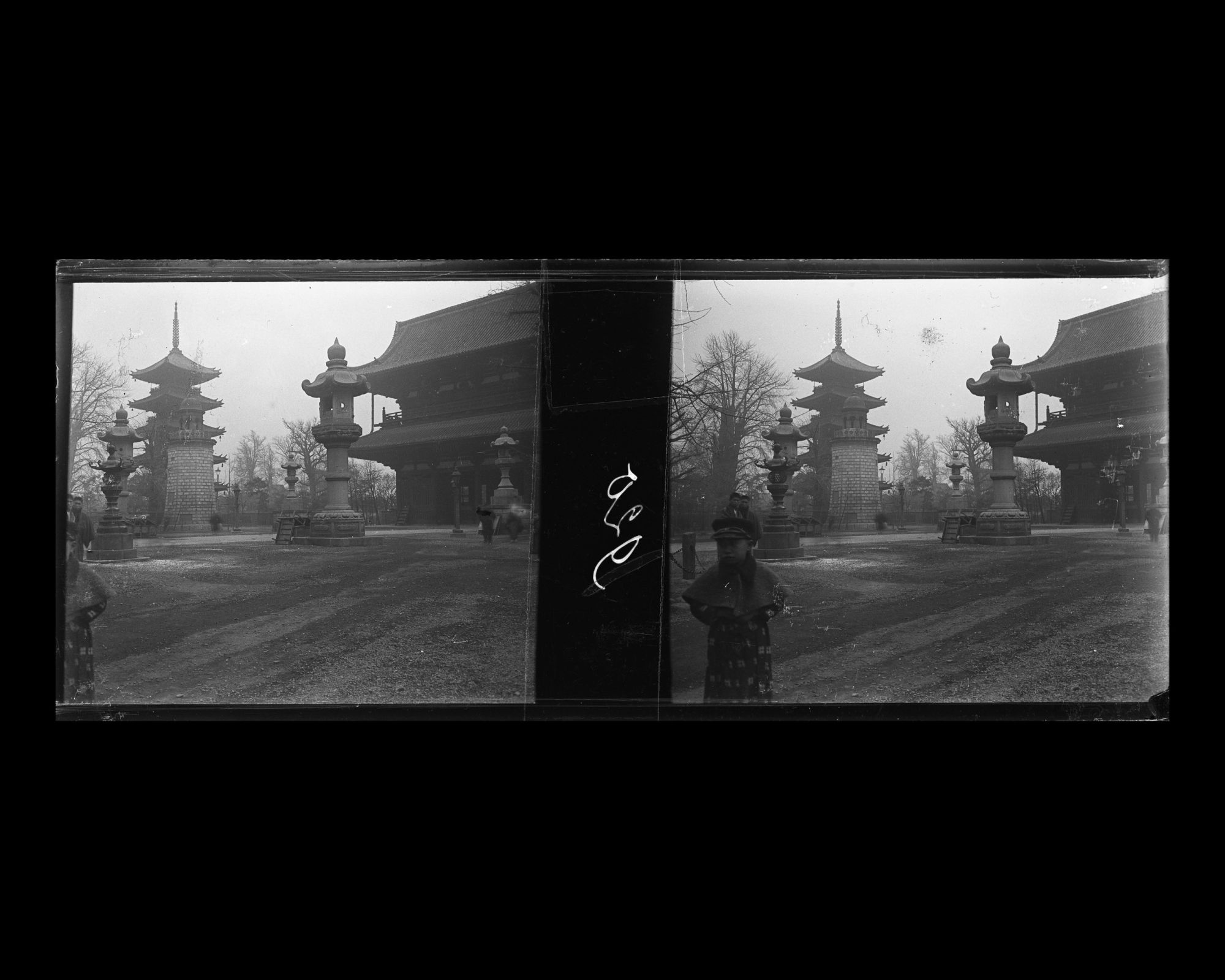 Image représentant Lanternes et édifices du temple Senso-ji dans le parc d'Asakusa