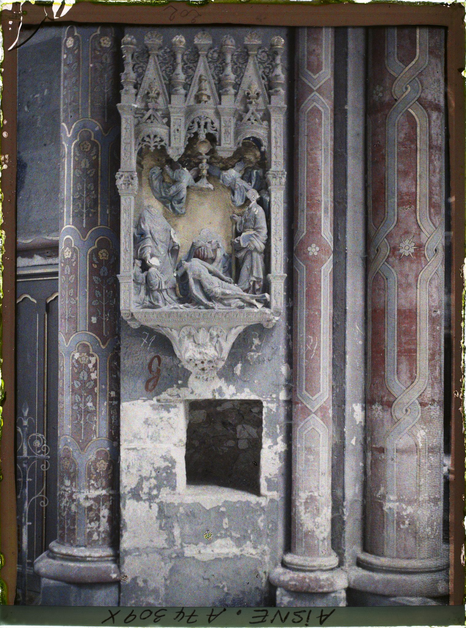 Image représentant Basilique de Saint-Quentin, pilier avec un trou de mine préparé par les Allemands en vue de faire sauter l'édifice