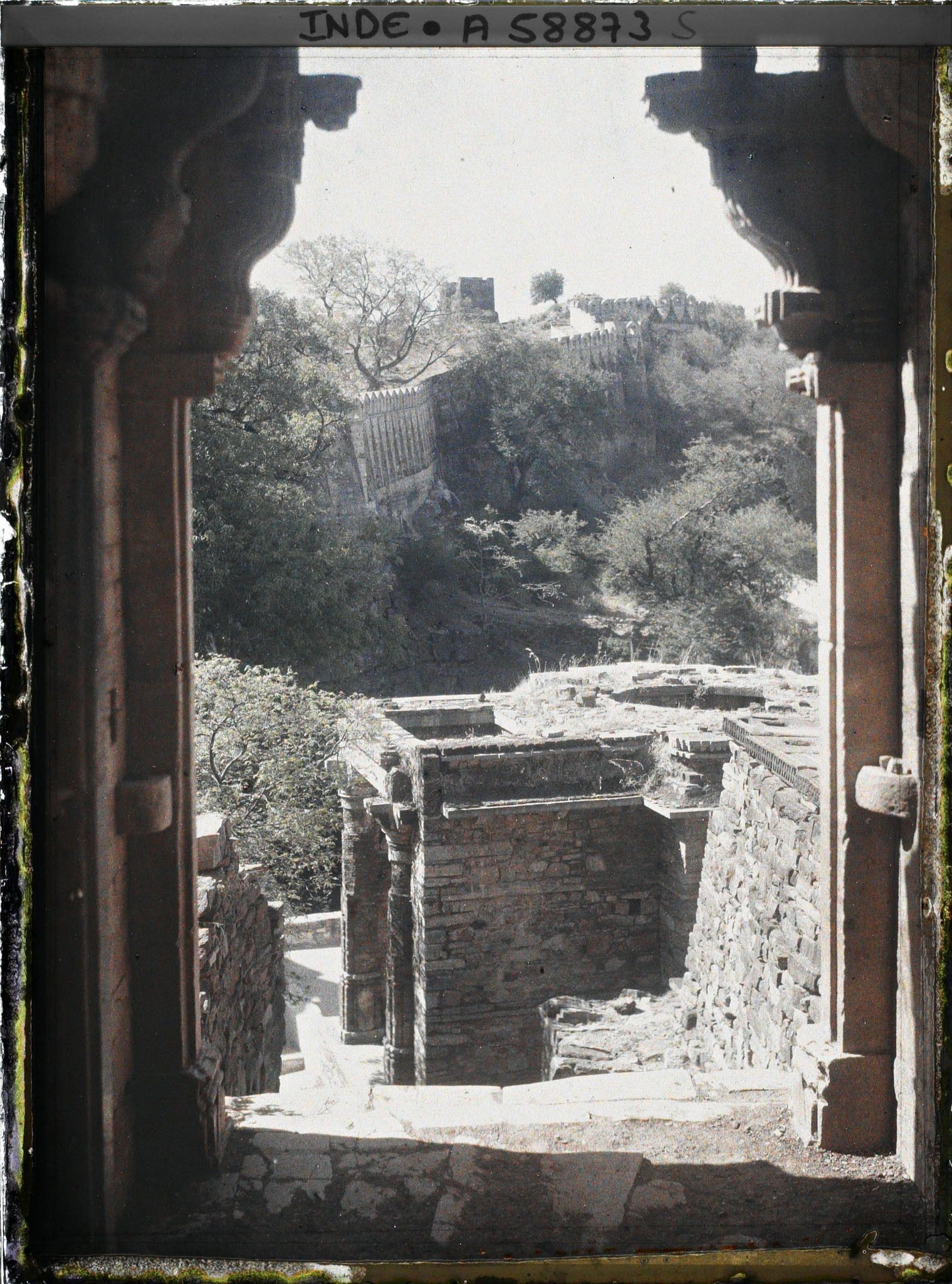 Image représentant Vue sur les remparts et les ruines de la citadelle de Chittorgarh