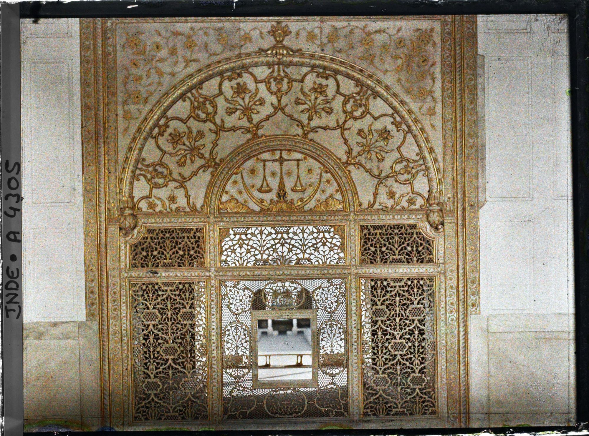 Image représentant Ecran de marbre ajouré (jali), surmonté d'un panneau d'albâtre orné de la balance de la justice (Mizan-i-Insaf) dans le fort Rouge (Lal Qila)