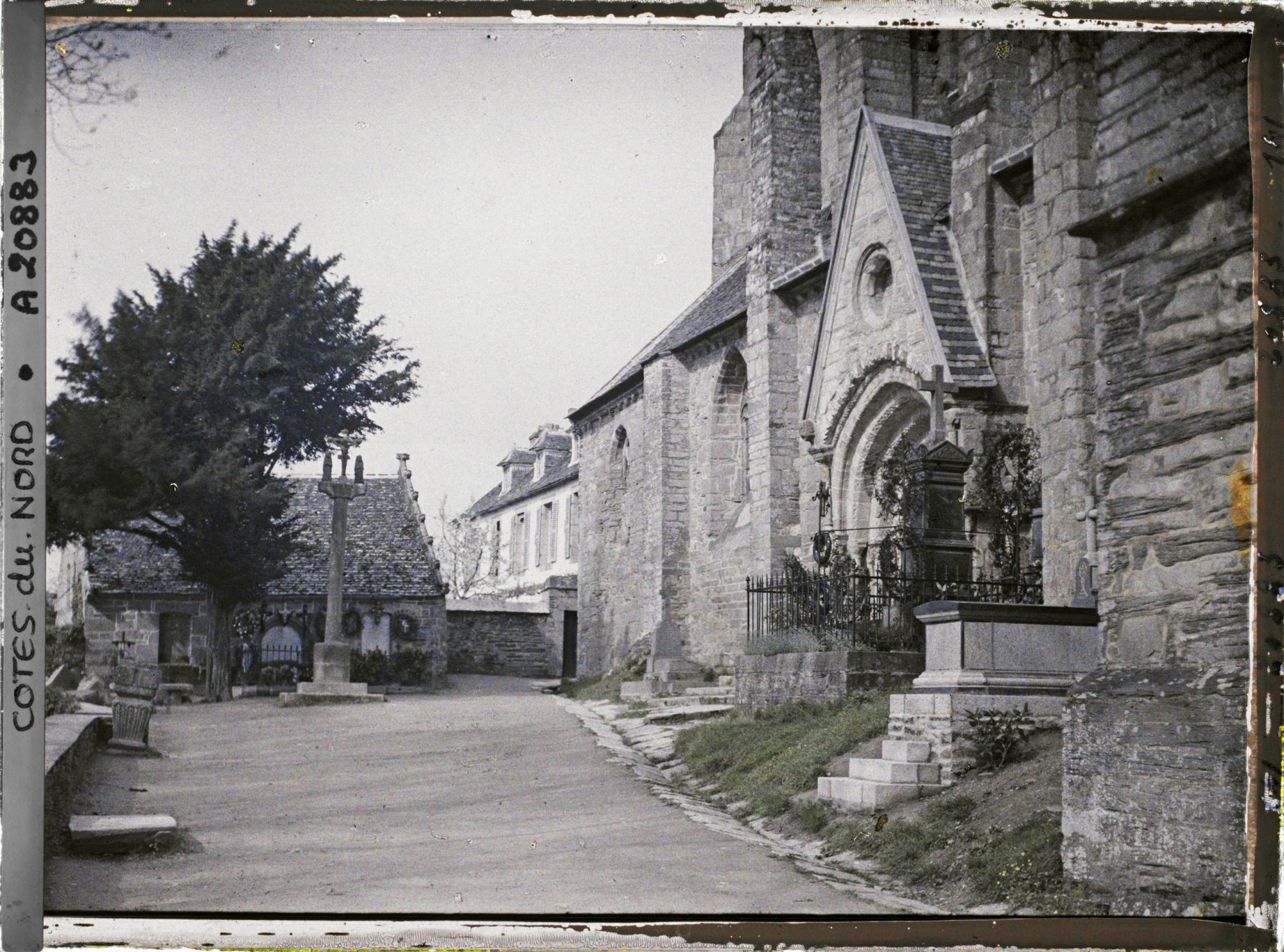 Image représentant Le calvaire et le porche de l'église de la Trinité de Brélévenez